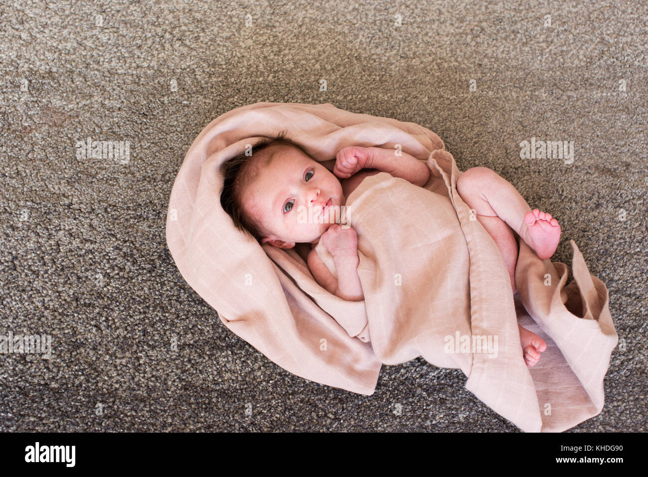 Neonato avvolto in asciugamano Foto Stock