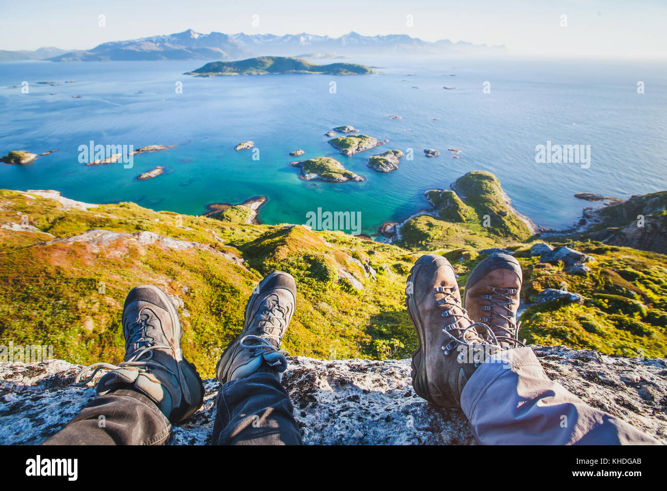 I piedi delle persone gli escursionisti rilassante sulla cima della montagna, viaggi sfondo, scarpe da escursionismo Foto Stock