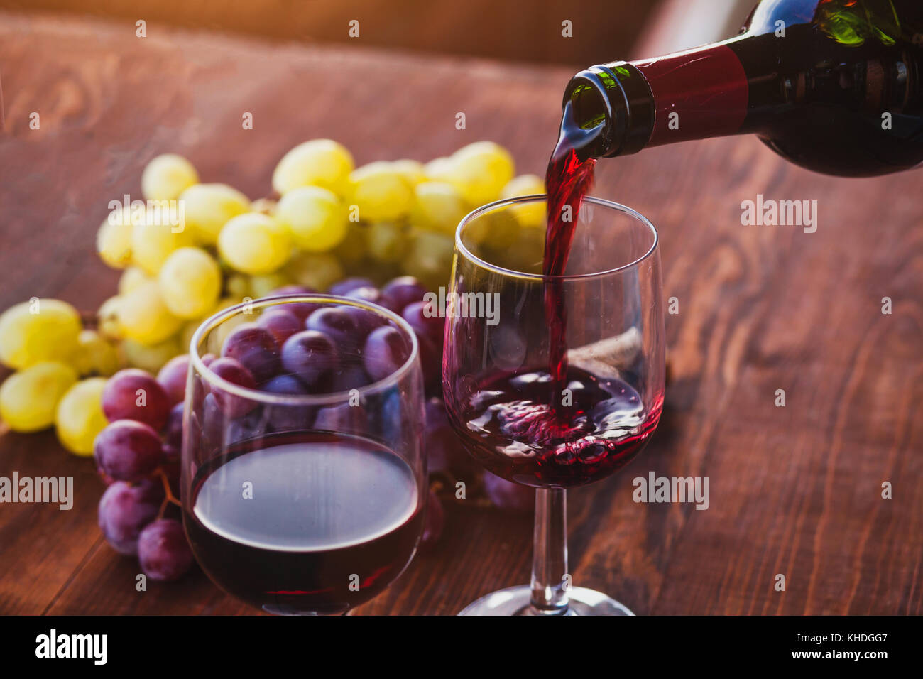 Vino rosso closeup, versando dal flacone di vetro Foto Stock