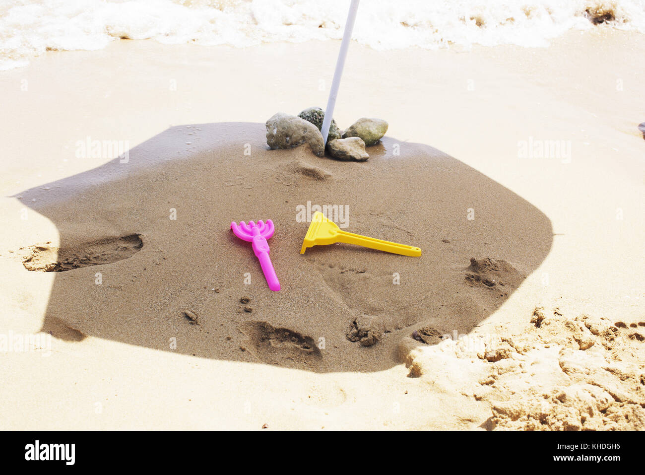 Toy rastrello sulla spiaggia Foto Stock