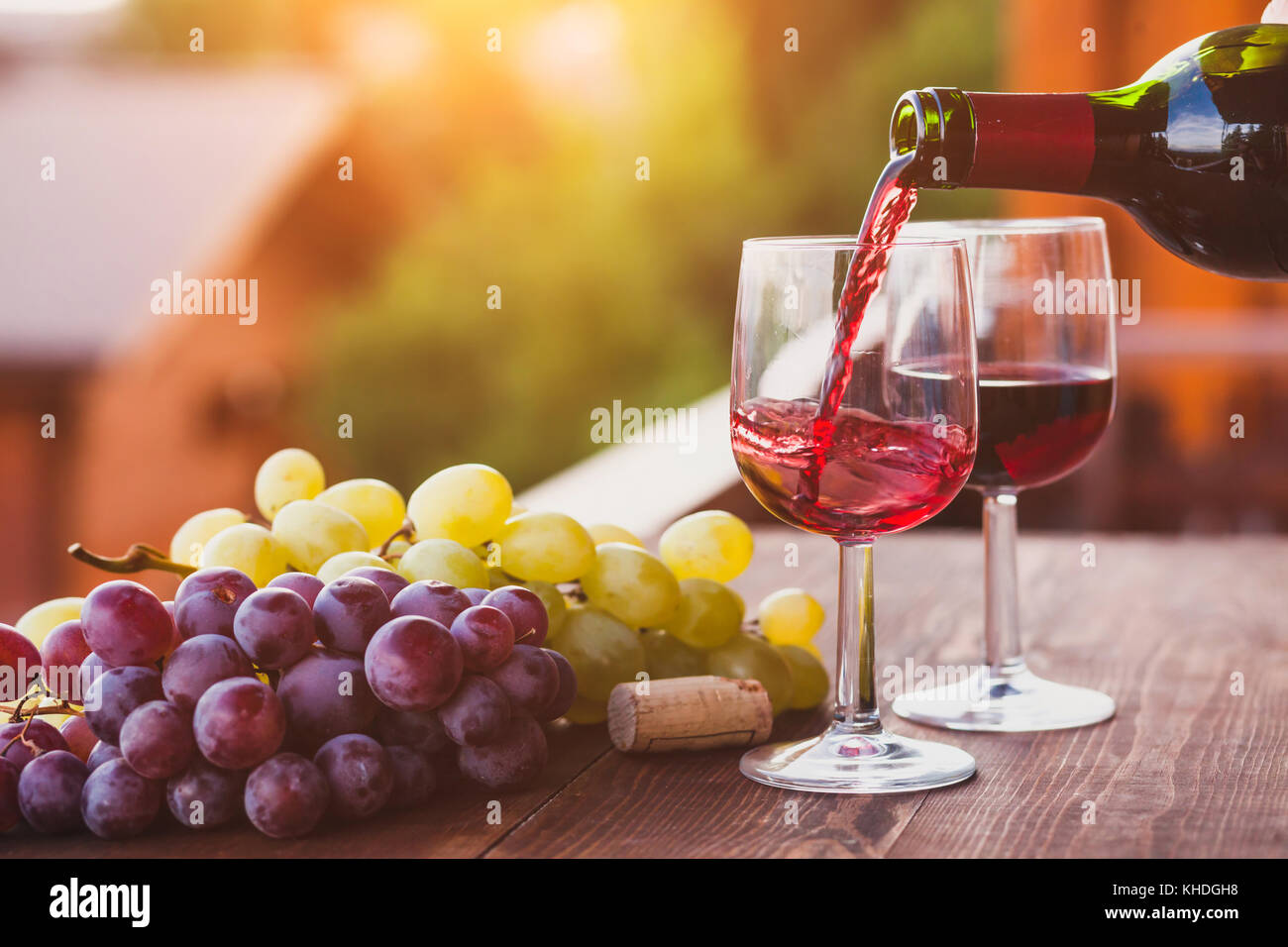 Vino rosso versando al vetro Foto Stock