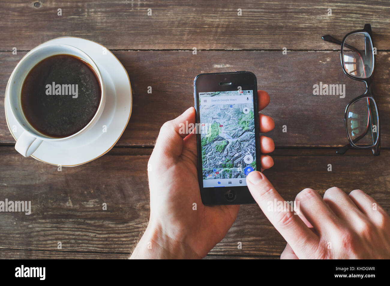 ANZERE, Svizzera - 22 settembre 2017: Persona tramite applicazione Google Maps per la navigazione online su schermo di smartphone iPhone Foto Stock