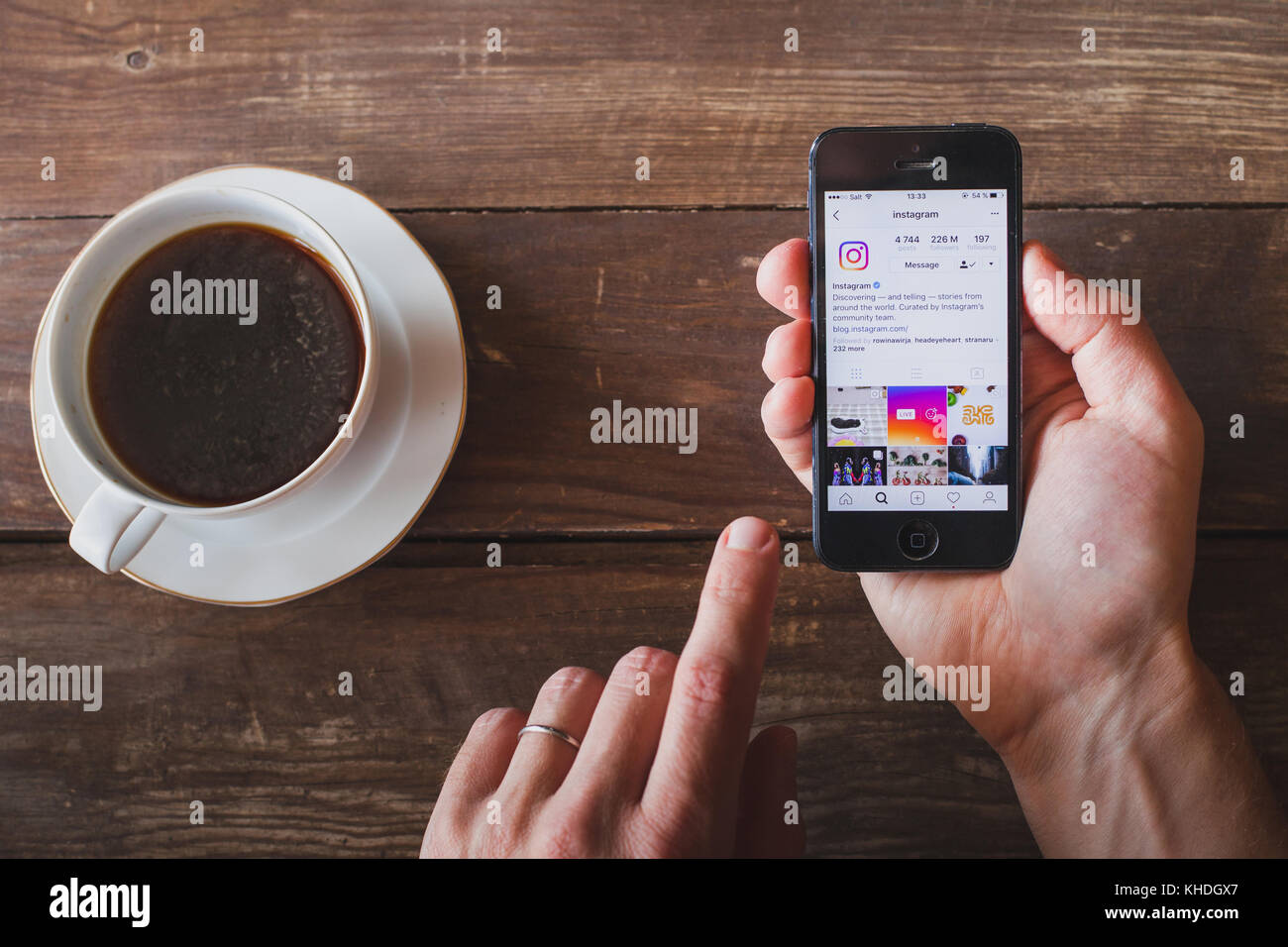 ANZERE, Svizzera - 22 settembre 2017: Persona utilizzando Instagram social network sullo schermo dello smartphone iPhone Foto Stock