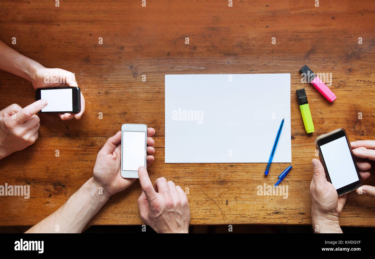 Social network e digital media concetto, mani di persone che utilizzano Internet per smartphone, sfondo con spazio di copia Foto Stock