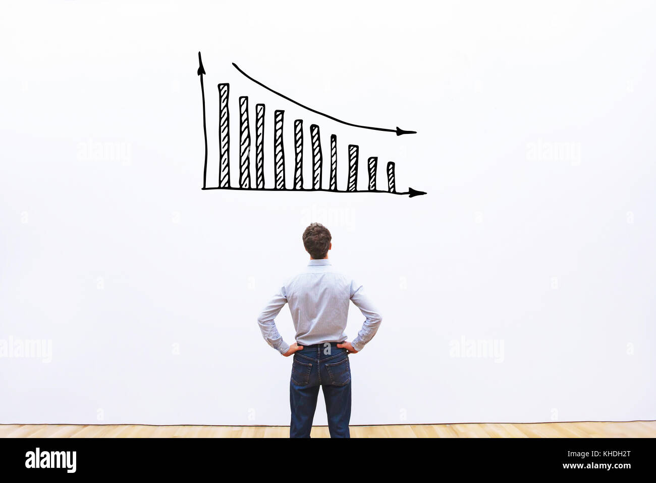 Diminuzione delle vendite e del profitto, fallimento concetto aziendale, la crisi finanziaria in azienda Foto Stock