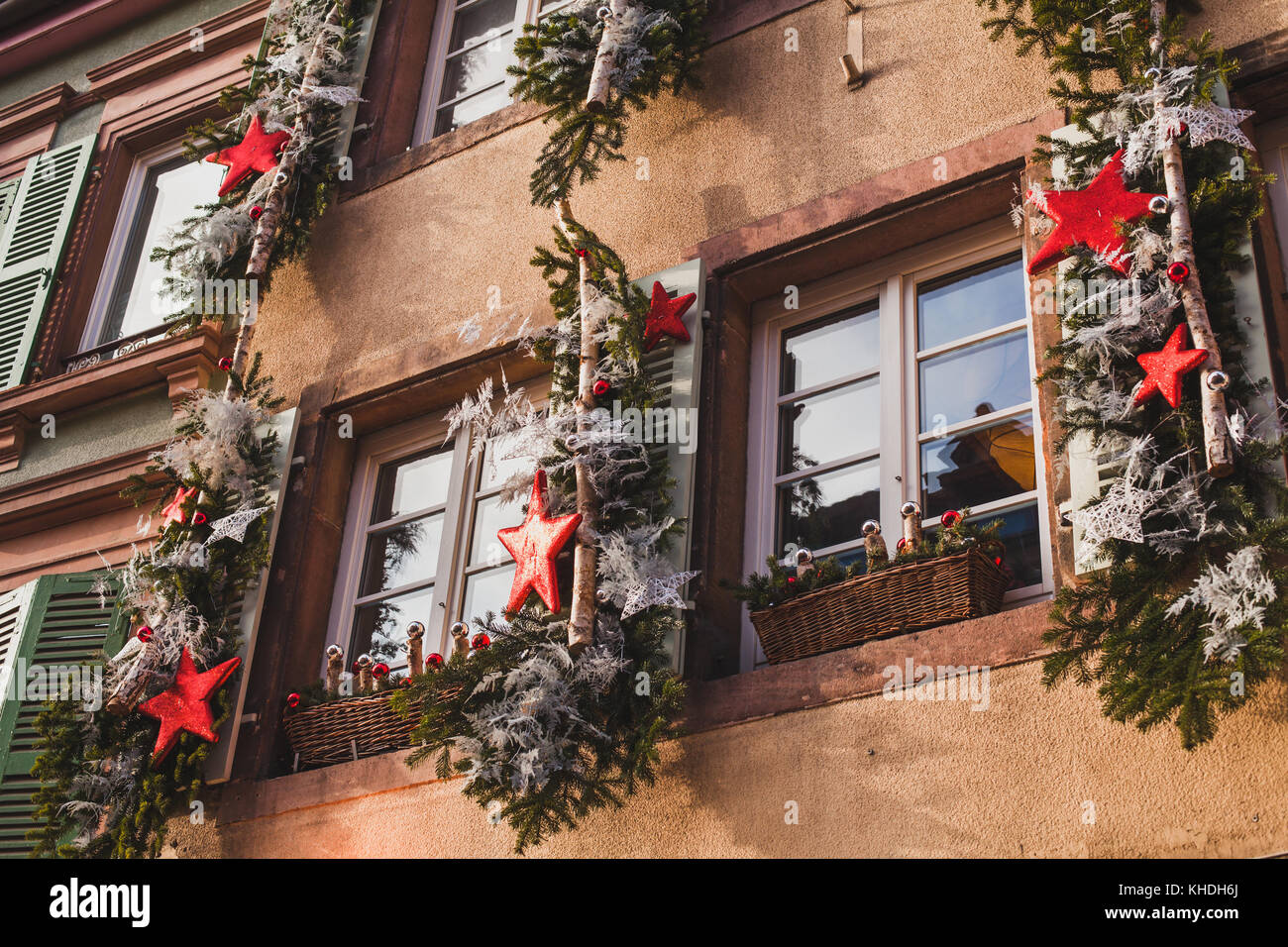 Esterno decorazione di Natale sulla costruzione in Europa Foto Stock