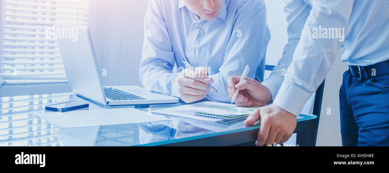 Il team Aziende che lavorano insieme in ufficio, il lavoro di squadra banner di sfondo Foto Stock