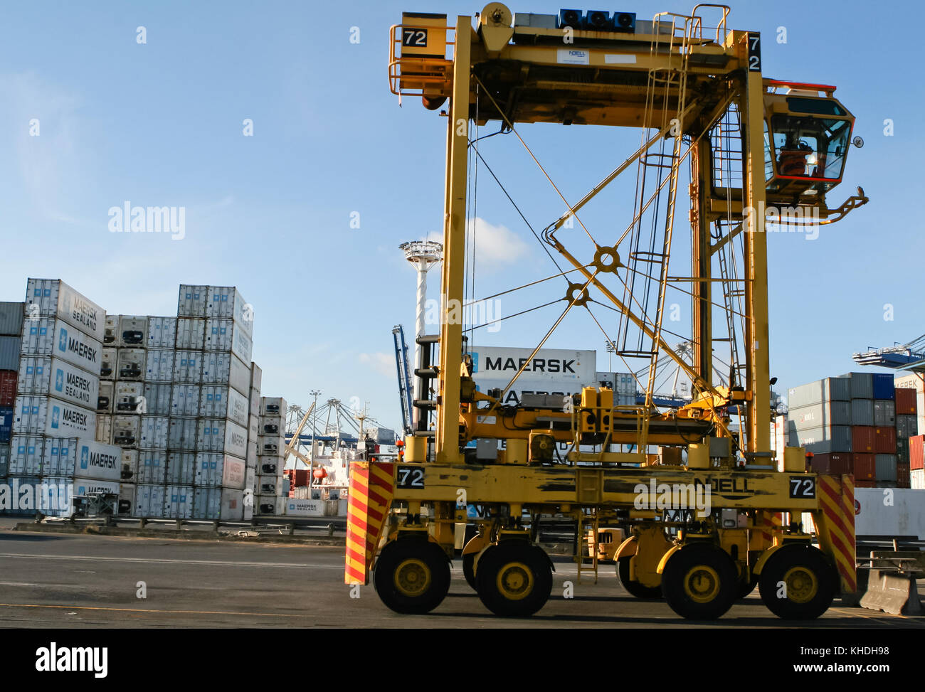 Auckland, Nuova Zelanda - 17 aprile 2012: uno noell straddle carrier e pila di Maersk Container al porto di Auckland. Foto Stock