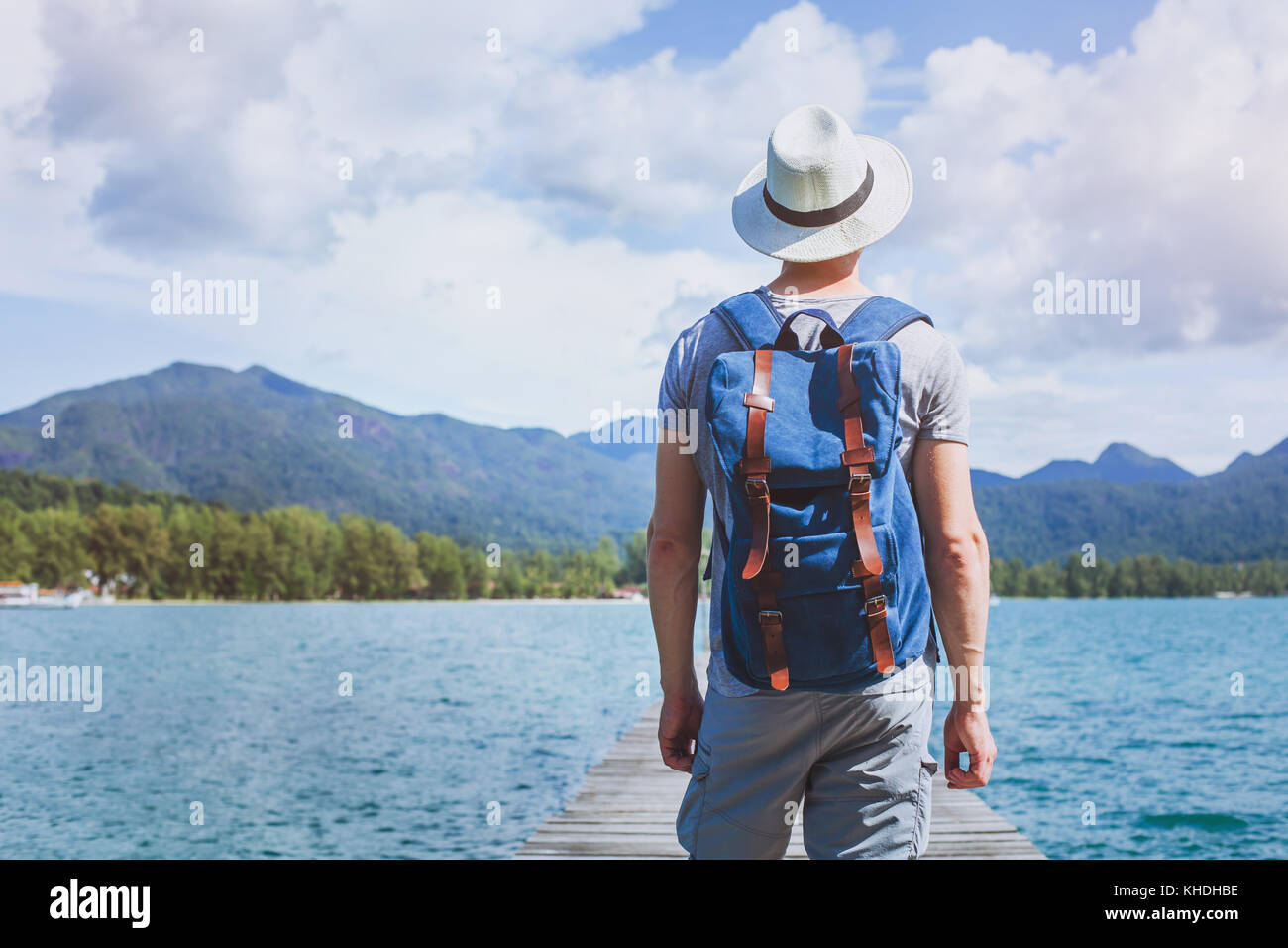 Wanderlust travel, giovane turista viaggiatore con zaino pronto per l'estate spiaggia outdoor adventure Foto Stock