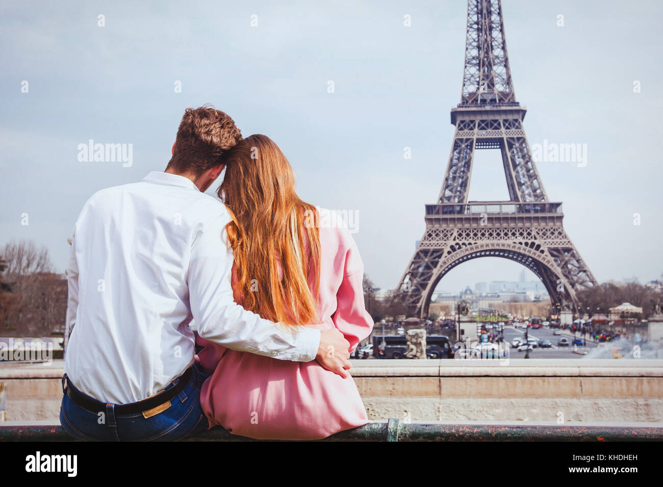 Vacanze romantiche in Francia, giovane seduti insieme vicino alla Torre Eiffel a Parigi, viaggio luna di miele Foto Stock