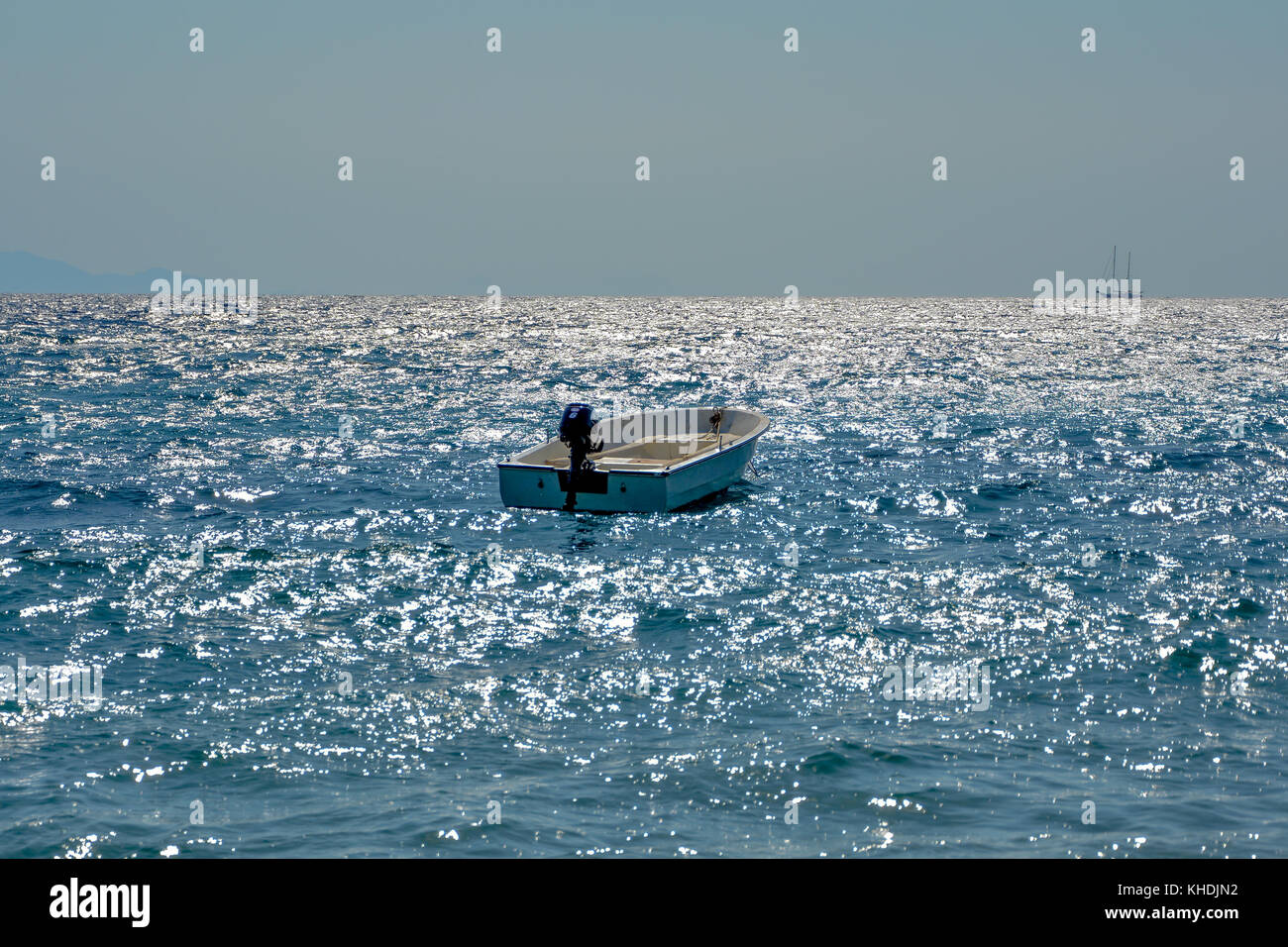 Barca sul blu mare lucido al tramonto Foto Stock