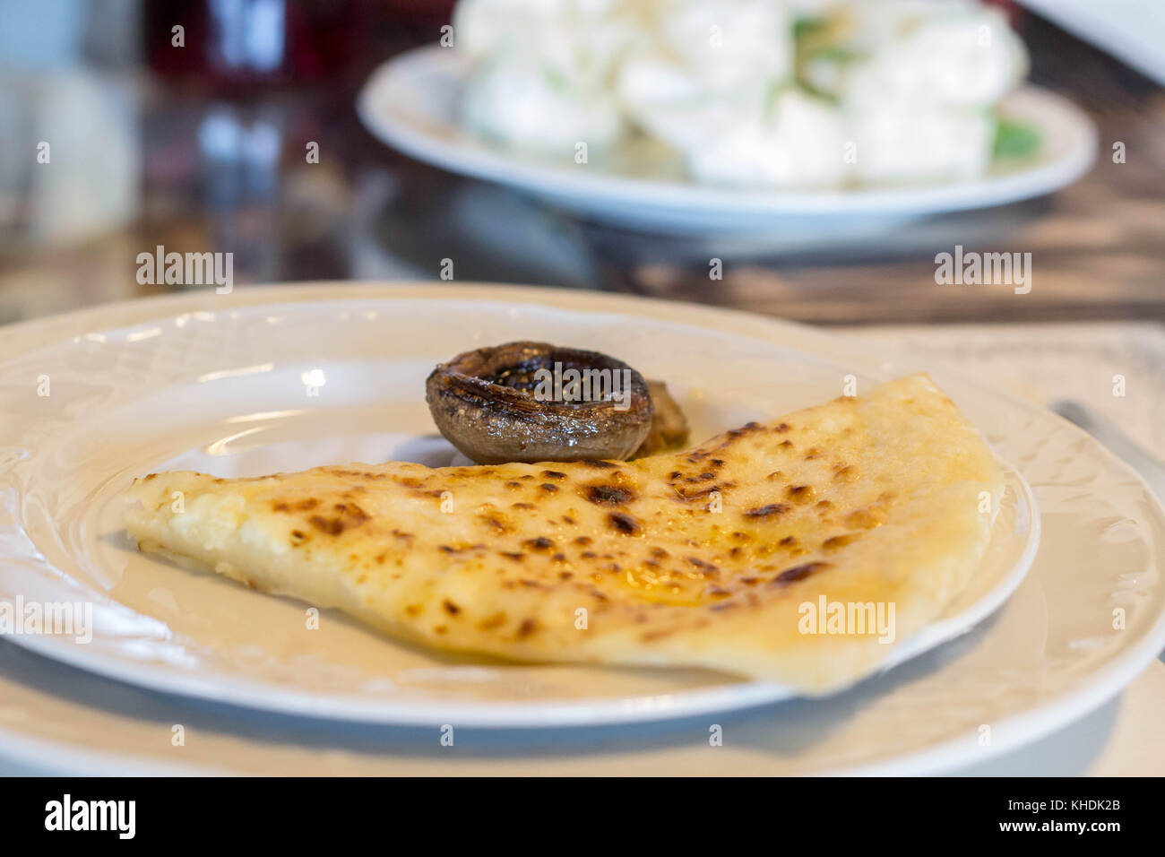 In stile georgiano tradizionale piatto khachapuri - panino farcito con formaggio di fusione Foto Stock