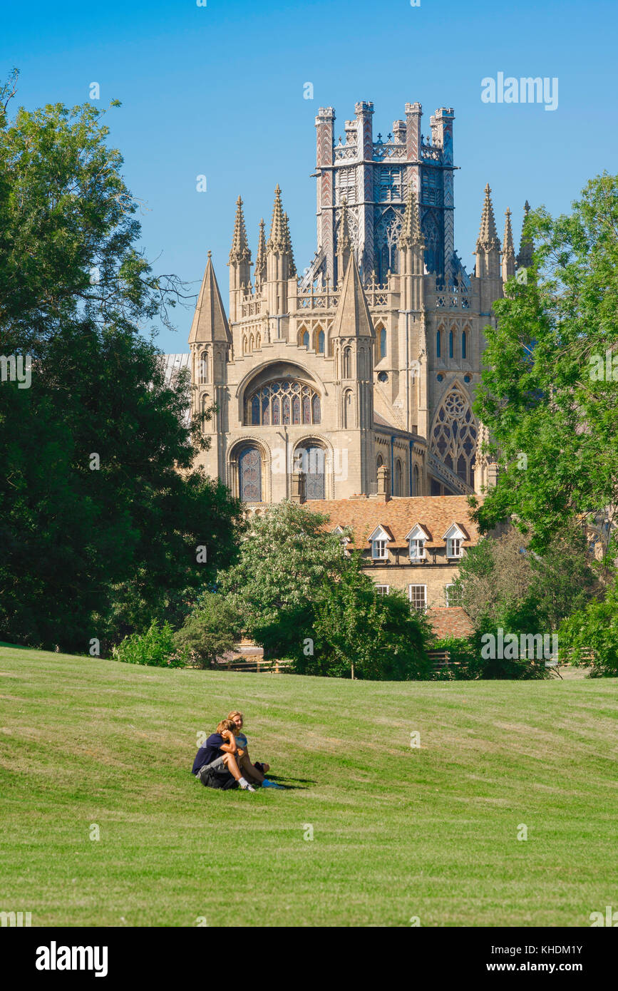 Ely Cambridgeshire Regno Unito, la torre ottagonale della Cattedrale di Ely si innalza al di sopra di Cherry Hill Park sul bordo della città, Cambridgeshire. Foto Stock