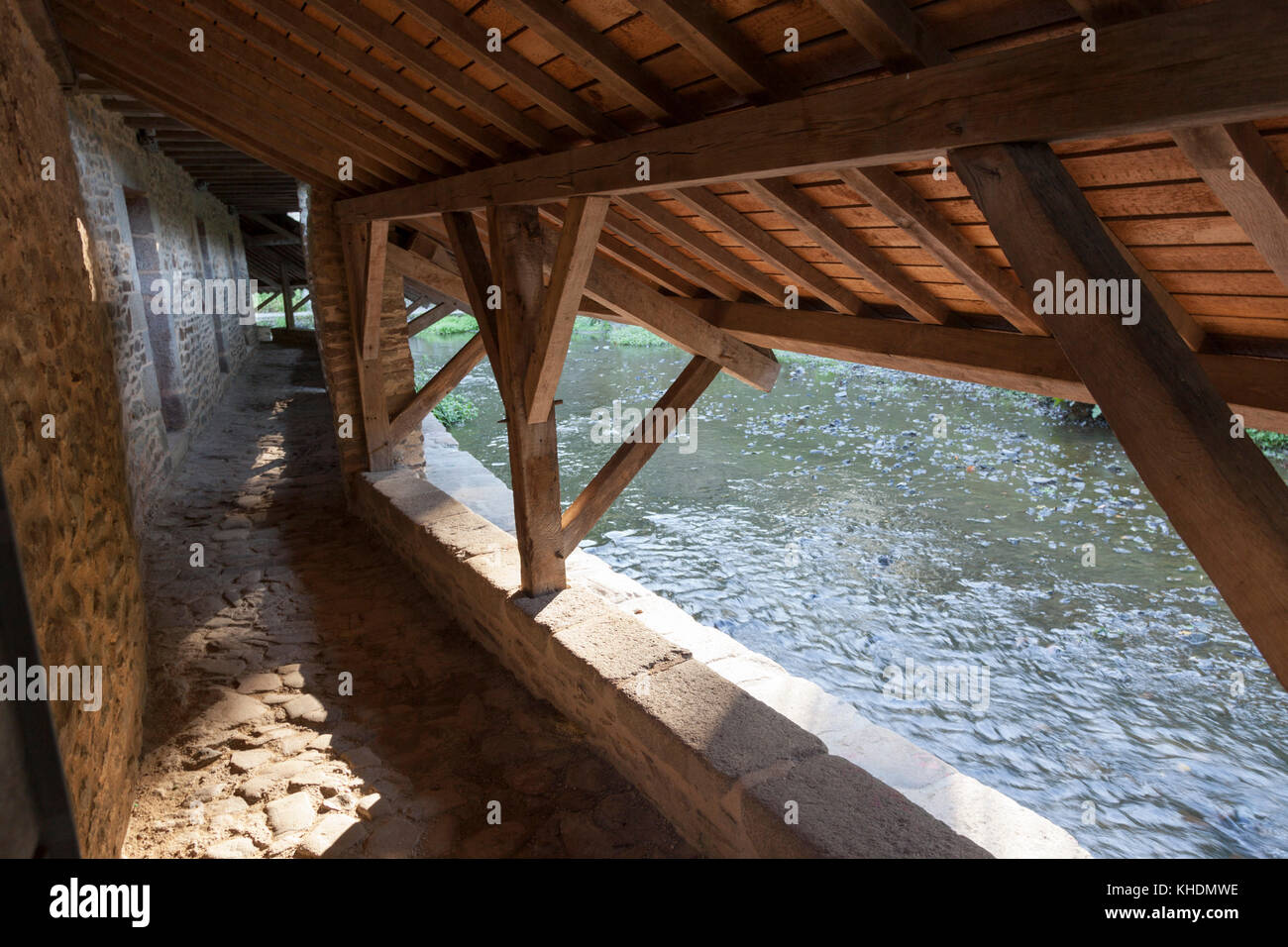 L'interno del case di lavaggio, a Vannes (Morbihan - Francia). Situato sotto i bastioni, essi specchio nel fiume Marle. L'intérieur des lavoirs de Vannes Foto Stock