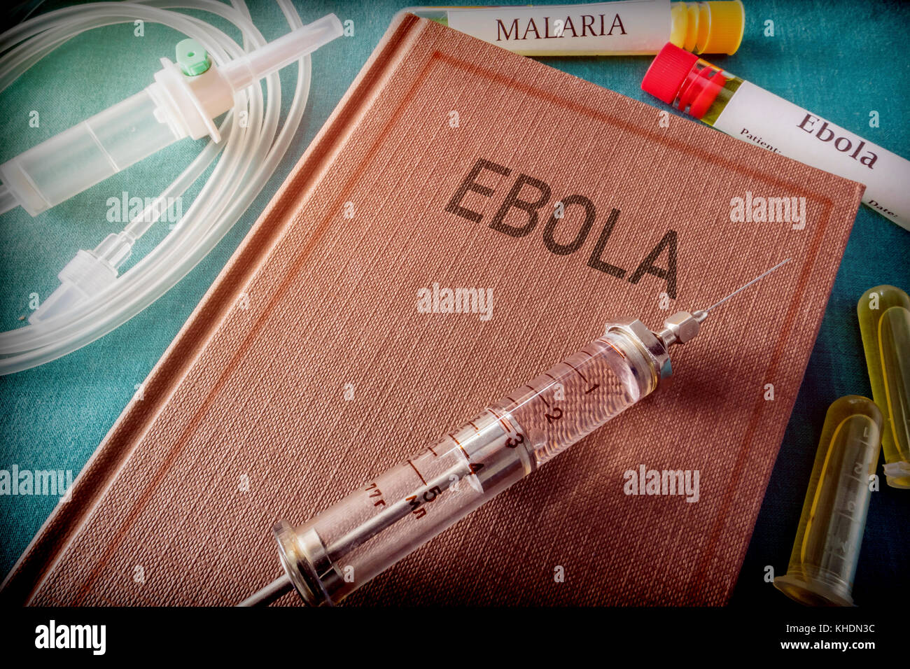 Siringa vintage su un libro di ebola, concetto medico Foto Stock