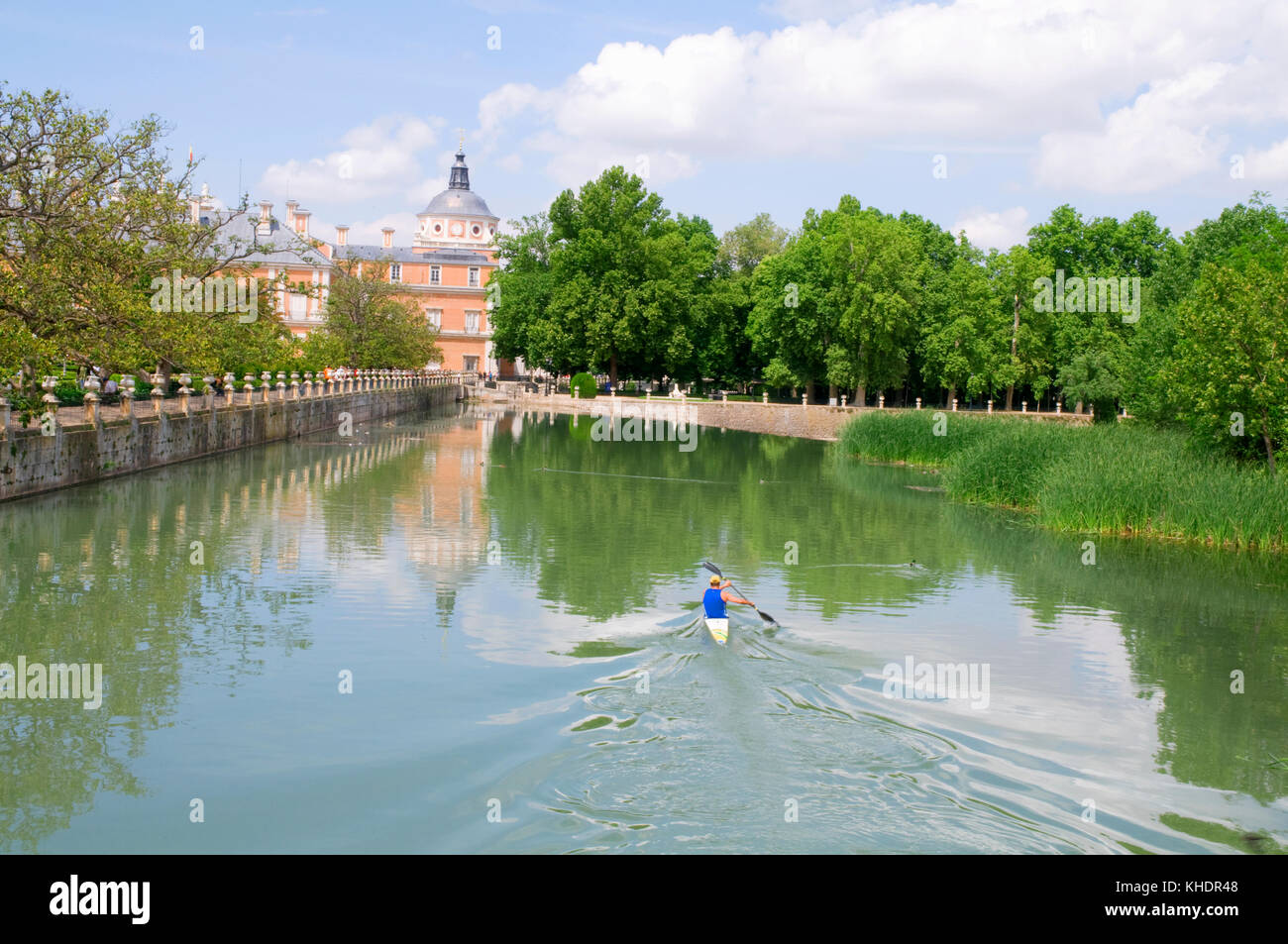 Canale del fiume Tajo e Palazzo reale. Aranjuez, provincia di Madrid, Spagna. Foto Stock