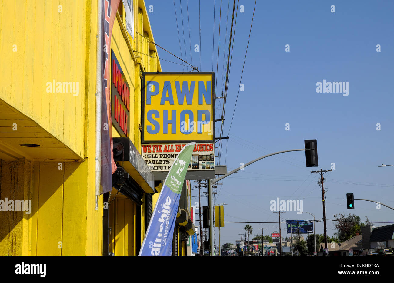 Esterno del Yellow Pawn Shop e cartello su Melrose Avenue a Hollywood, Los Angeles, California USA Nord America KATHY DEWITT Foto Stock