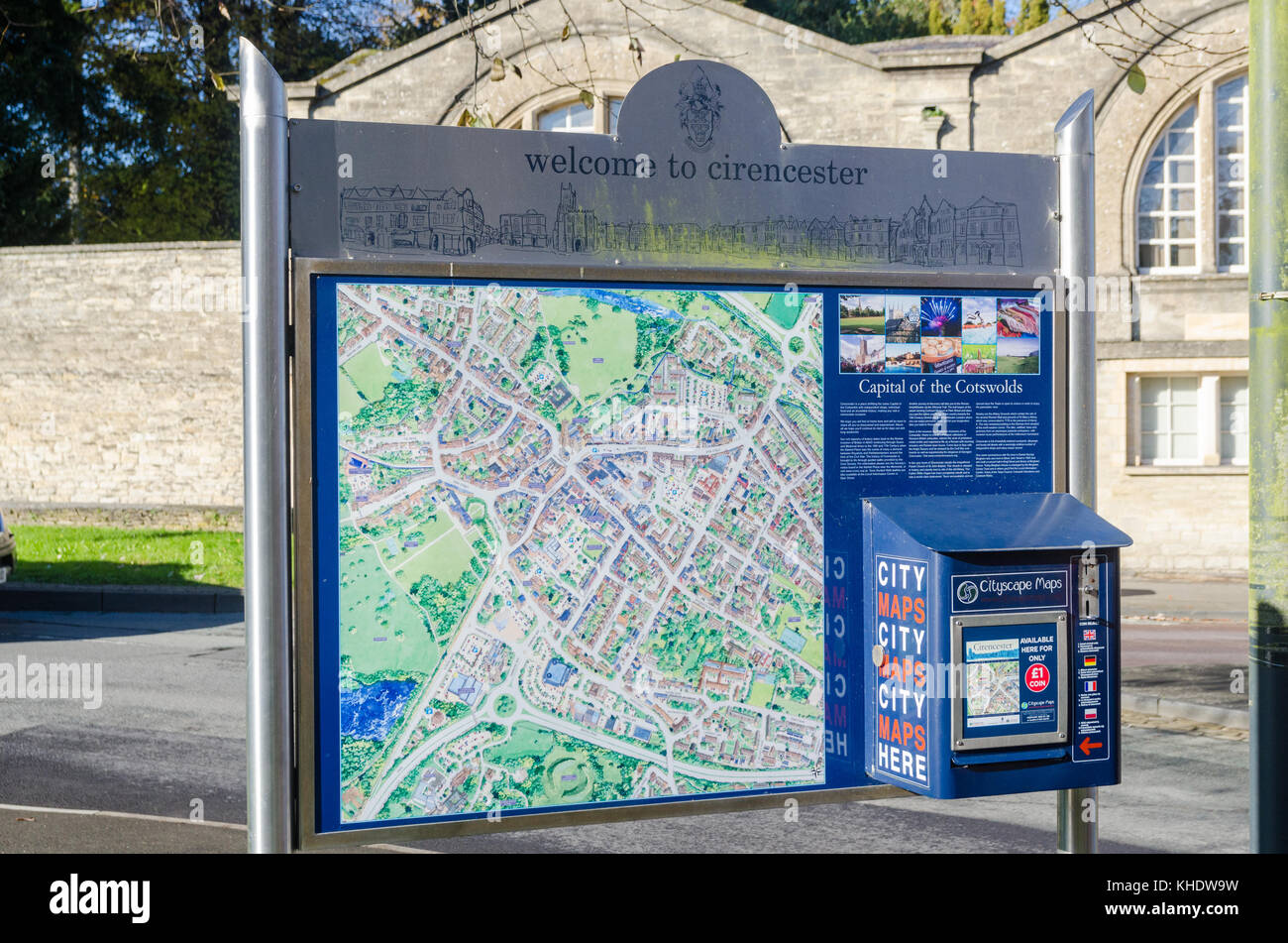 Scheda di informazioni con la mappa della città e mappa vending machine di Cotswold città mercato di Cirencester, Goucestershire, REGNO UNITO Foto Stock