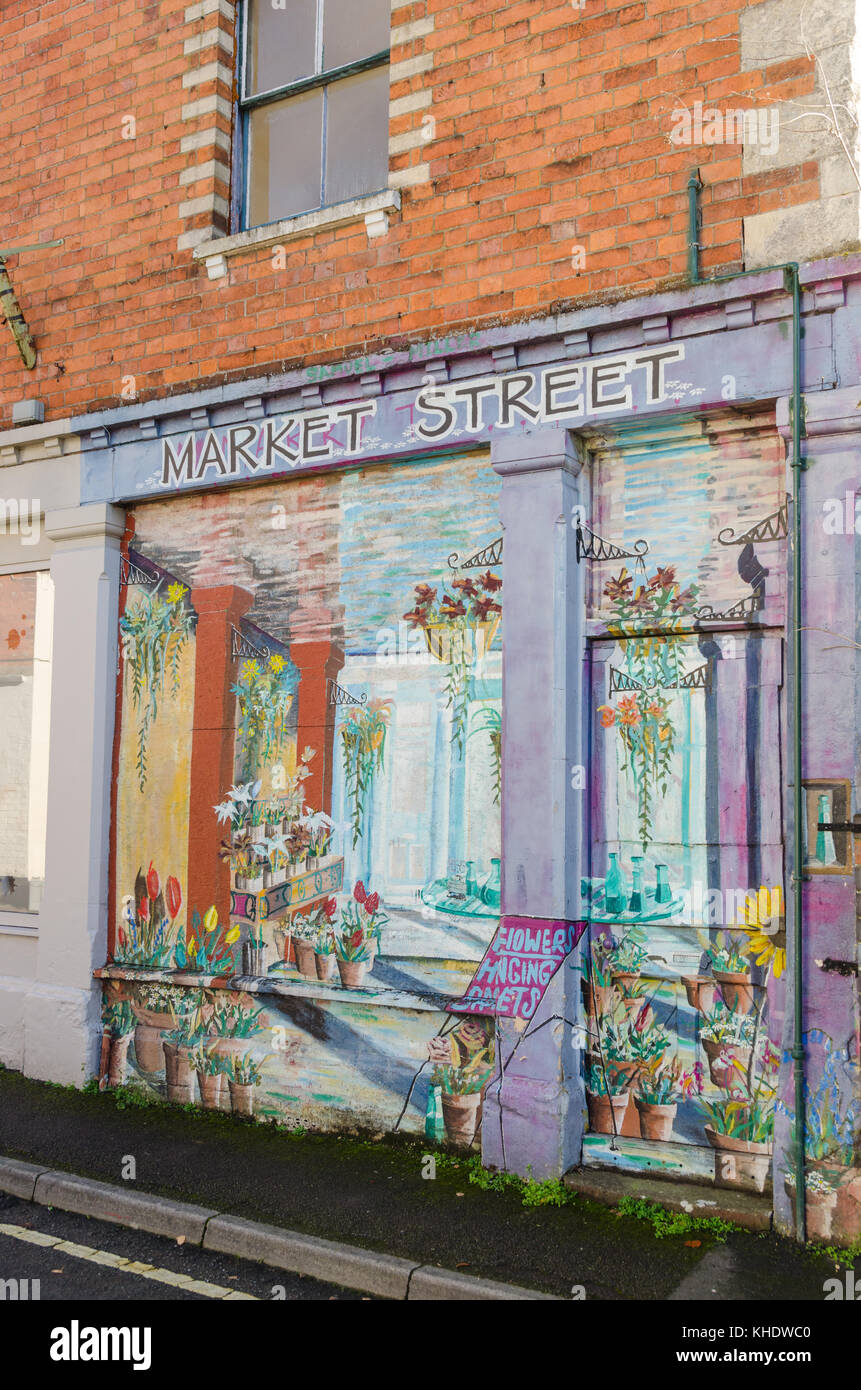 Negozio vuota verniciata per apparire come un negozio di fiori in Market Street, Nailsworth, Gloucestershire Foto Stock