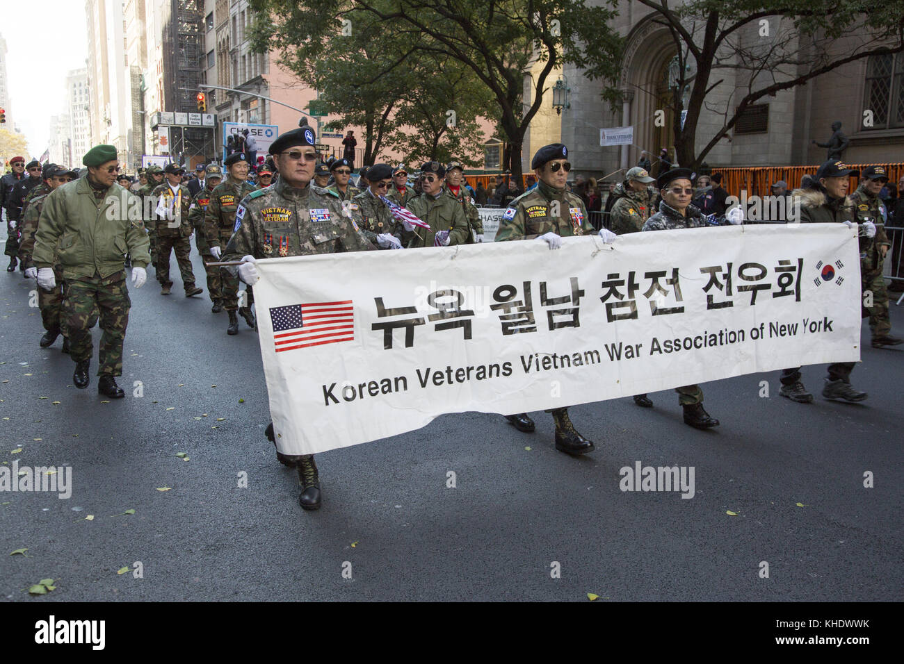 I veterani coreani della guerra del Vietnam marciano il giorno dei Veterani a New York. Foto Stock