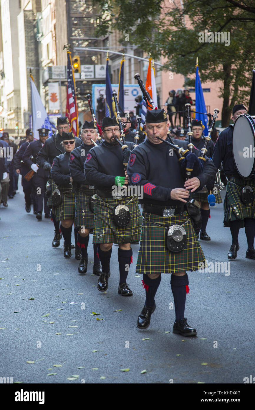 I membri del New York Corrections Department (NYCD) Pipe Band marciano nella Veterans Day Parade sulla 5th Avenue a New York City. Foto Stock