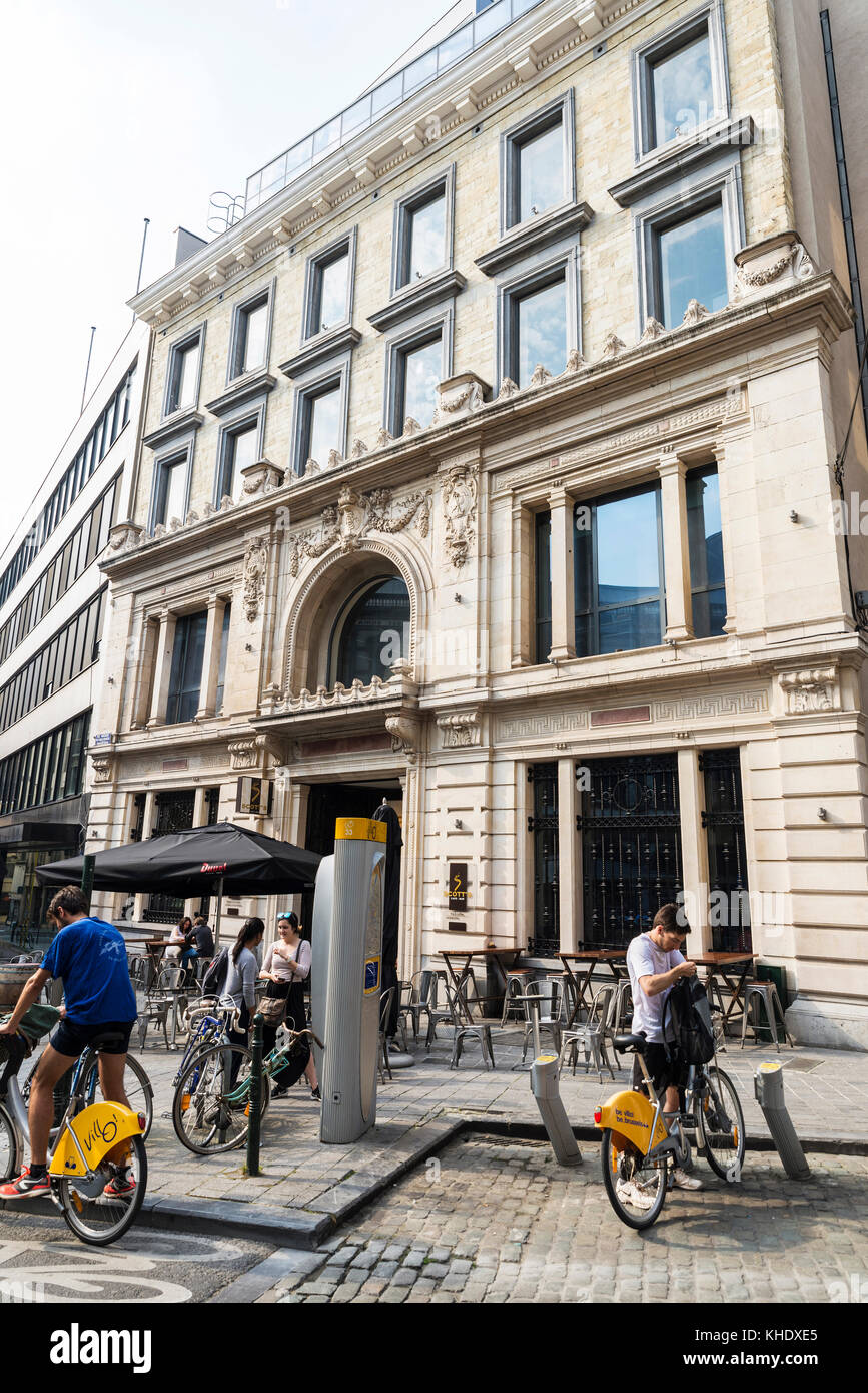 Bruxelles, Belgio - 27 agosto 2017: persone di noleggiare delle biciclette dell'essere villo marca a Bruxelles, in Belgio Foto Stock