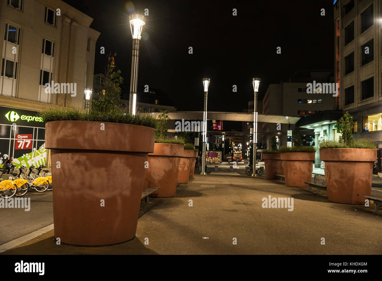 Bruxelles, Belgio - 27 agosto 2017: vista notturna del centro storico di Bruxelles con una passeggiata con enormi vasi da fiori in Belgio Foto Stock