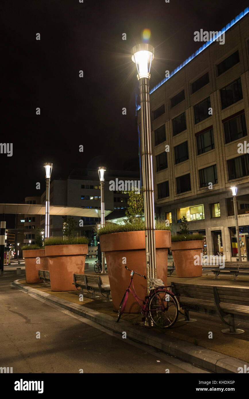 Bruxelles, Belgio - 27 agosto 2017: vista notturna del centro storico di Bruxelles con una passeggiata con enormi vasi da fiori in Belgio Foto Stock