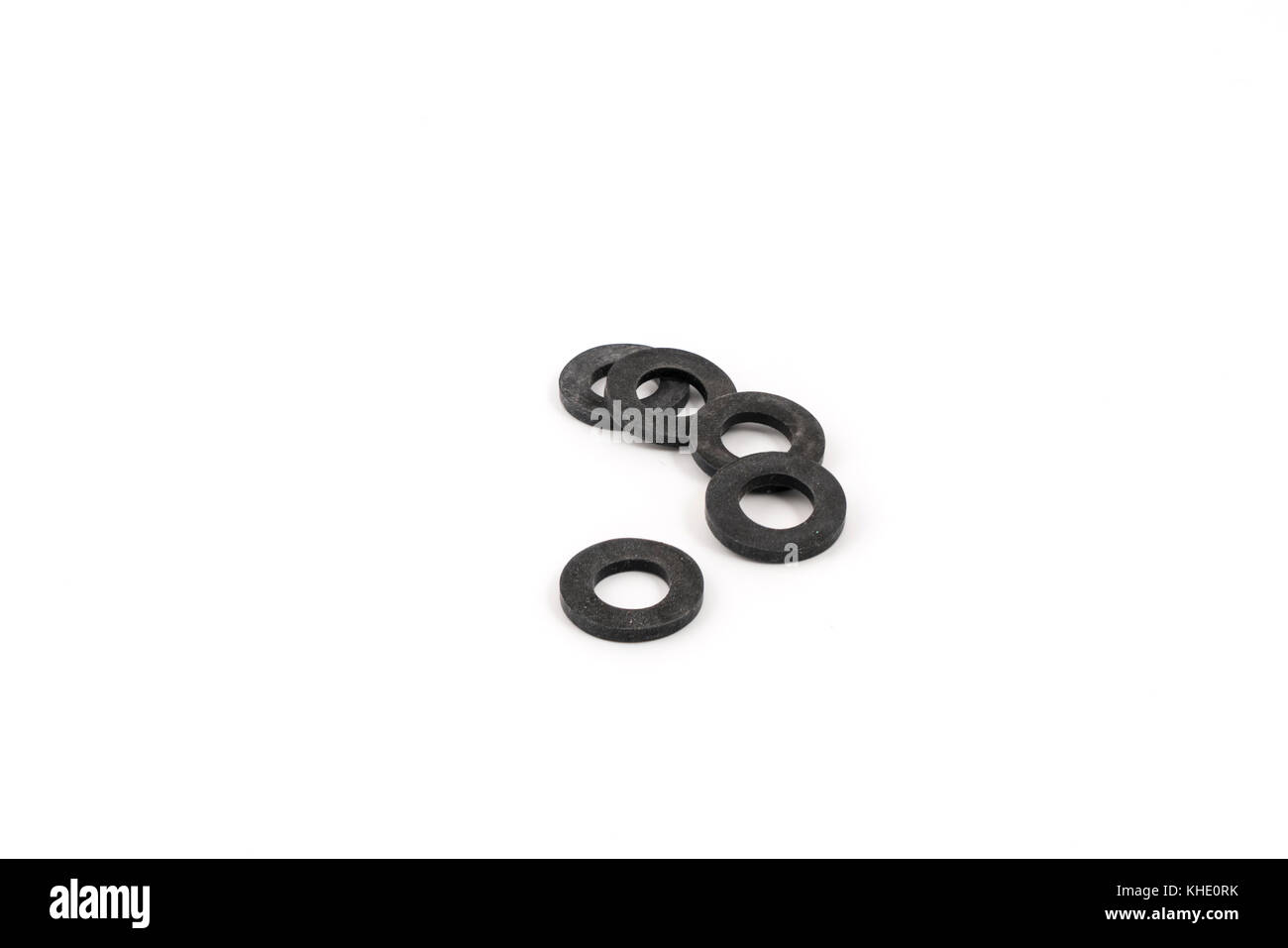 Un o-ring di gomma su sfondo bianco Foto Stock