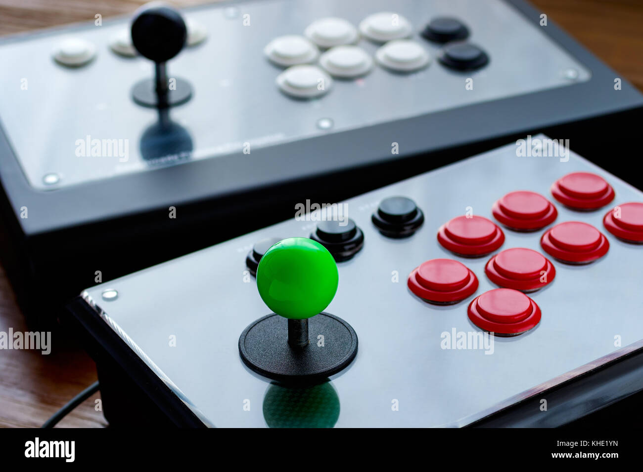 Real arcade joystick sulla tavola di legno Foto Stock