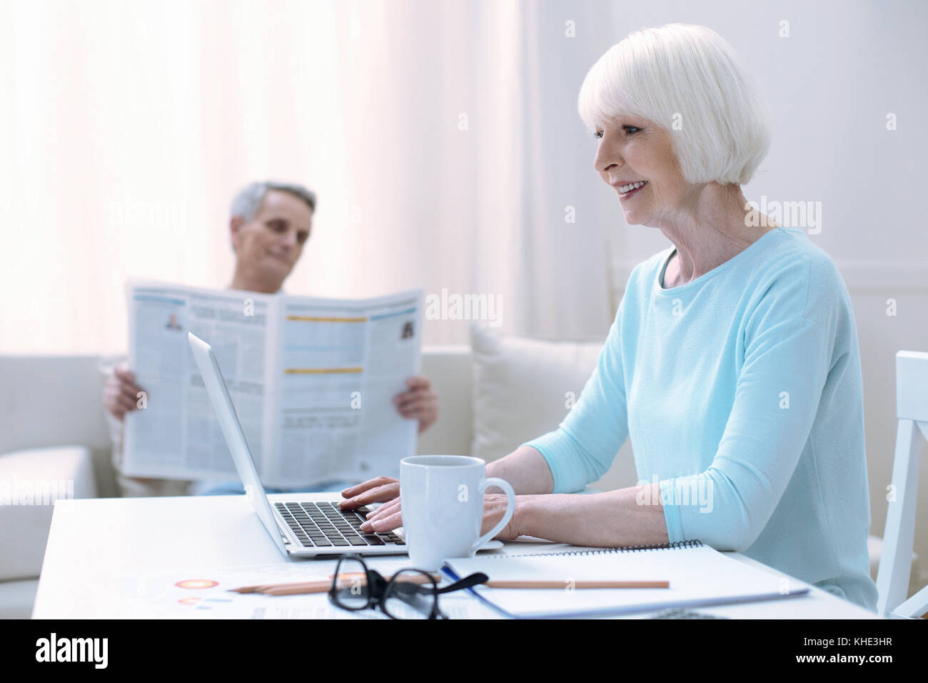 Senior donna cerca il piacere con informazioni importanti Foto Stock