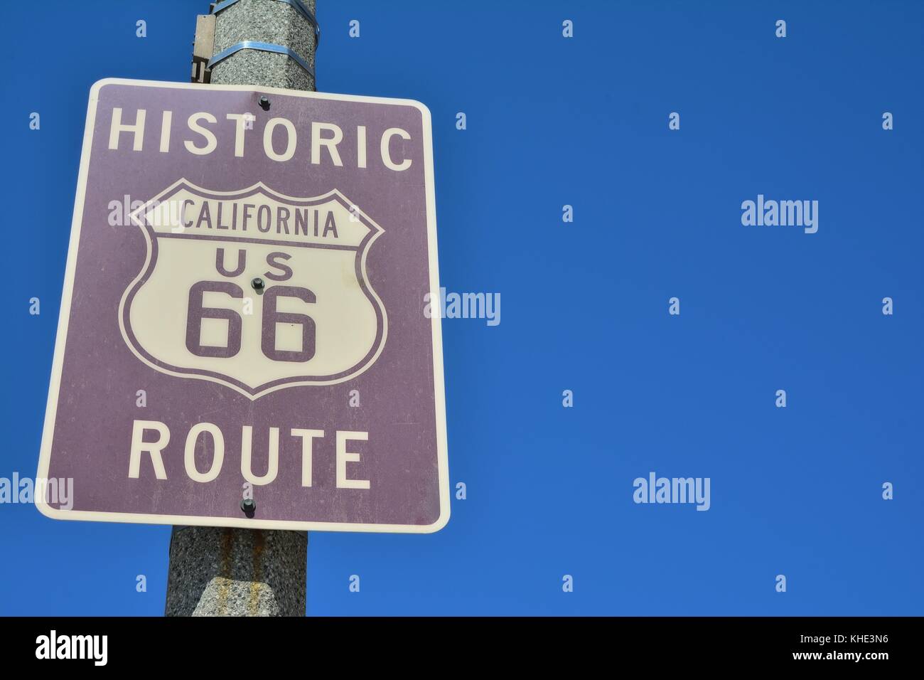 California storica Route 66 cartello stradale su un cielo blu. Foto Stock