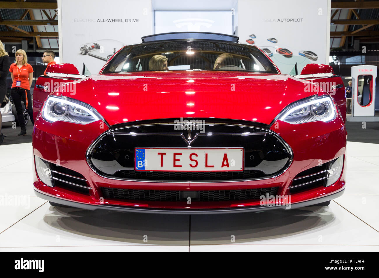 BRUXELLES - 12 GENNAIO 2016: Auto elettrica Tesla Model S presentata al Salone dell'automobile di Bruxelles. Foto Stock