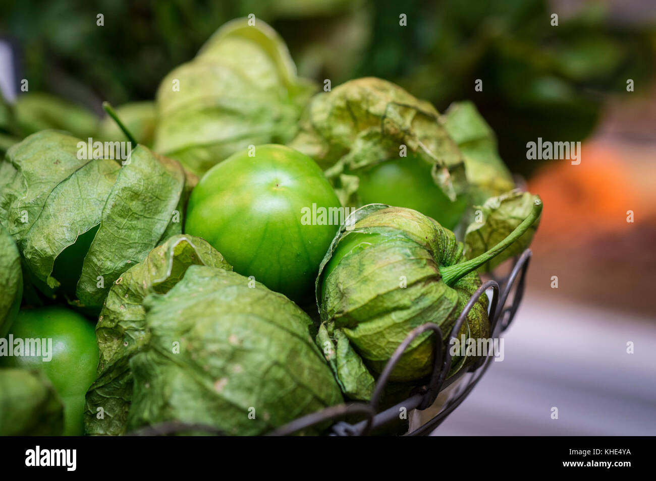 Il tomatillo organico da Tuscarora Organic Growers (TOG) è stato consegnato ad ogni mercato di Peach nel Washington, D.C., il martedì 2 agosto 2016. Ogni Peach Market, fondato nel 2013, è un negozio di alimentari a servizio completo che fornisce prodotti, latticini, uova fresche, carne, birra e vino, cibi preparati e molto altro. Il personale è pronto e in grado di raccontare come e dove provengono i cibi e suggerire come preparare i pasti. Jeanelouise Conaway e Emily Freidberg hanno co-proprietario il mercato per, come dicono "…condividere il nostro amore per il buon cibo e lo spirito culinario fai da te con la nostra comunità". Sono caratterizzati da molti grandi prodotti locali Foto Stock