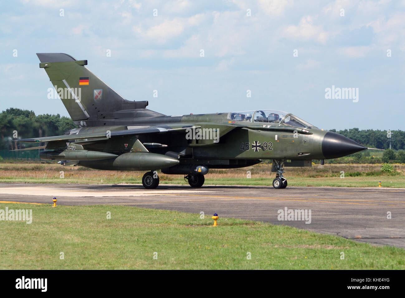 KLEINE BROGEL, BELGIO - 17 LUGLIO: Aerei da combattimento multiruolo Panavia Tornado dell'aeronautica militare tedesca rullano dopo l'atterraggio sulla base aerea Kleine-Brogel. Foto Stock