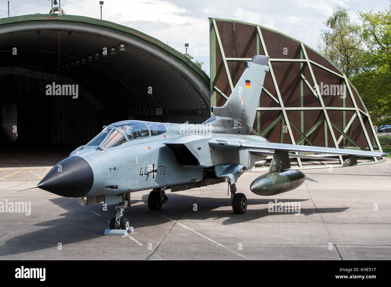 NIEDERRHEIN-WEEZE, GERMANIA - 1 MAGGIO 2008: Aeronautica militare tedesca Panavia Tornado, velivolo da combattimento multiruolo ad ala variabile di fronte all'hangar indurito Foto Stock