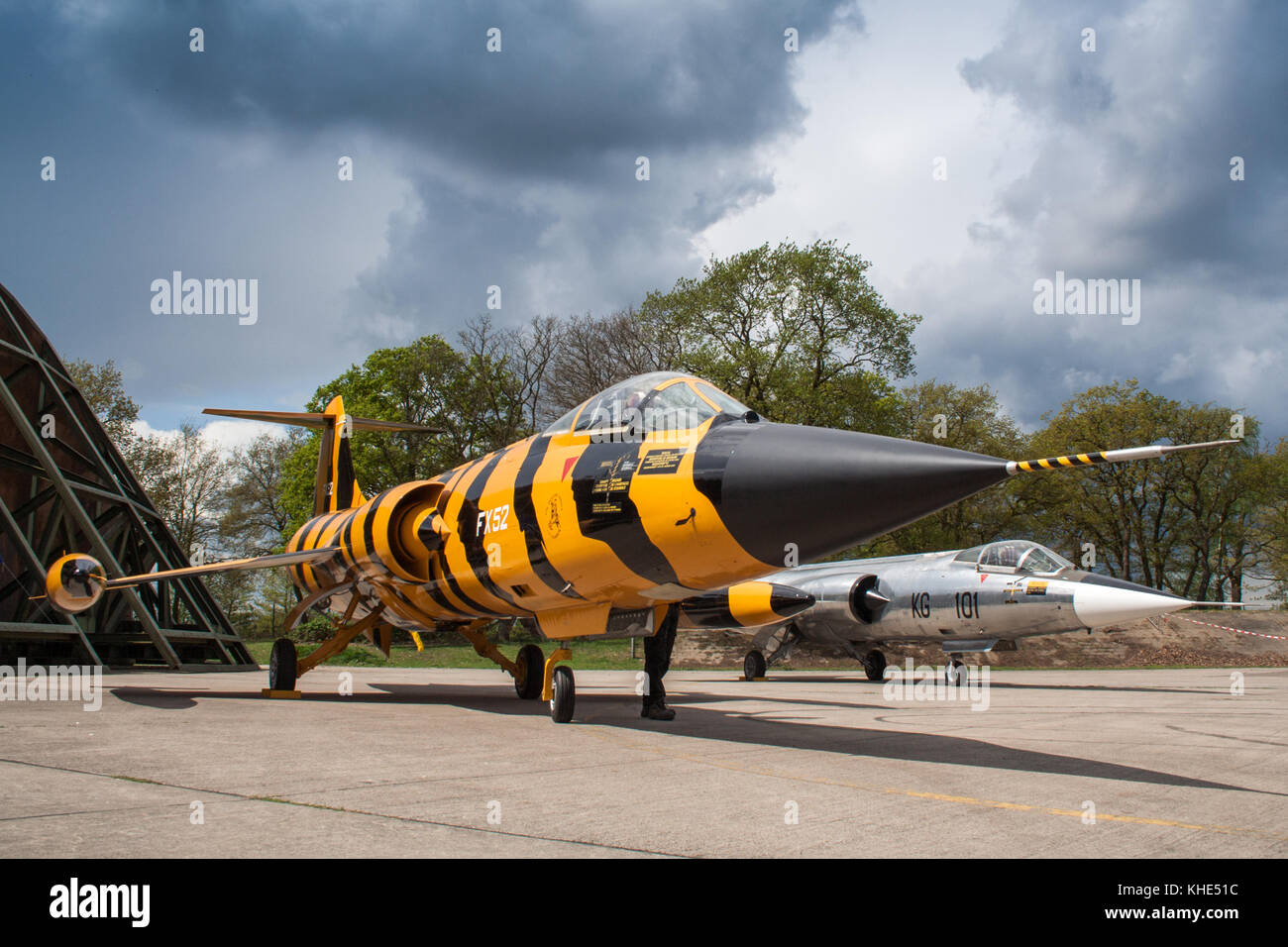 NIEDERRHEIN-WEEZE, GERMANIA - 1 MAGGIO 2008: Due caccia Lockheed F-104 Starfighter sull'asfalto dell'ex base aerea britannica RAF Laarbruch. Foto Stock