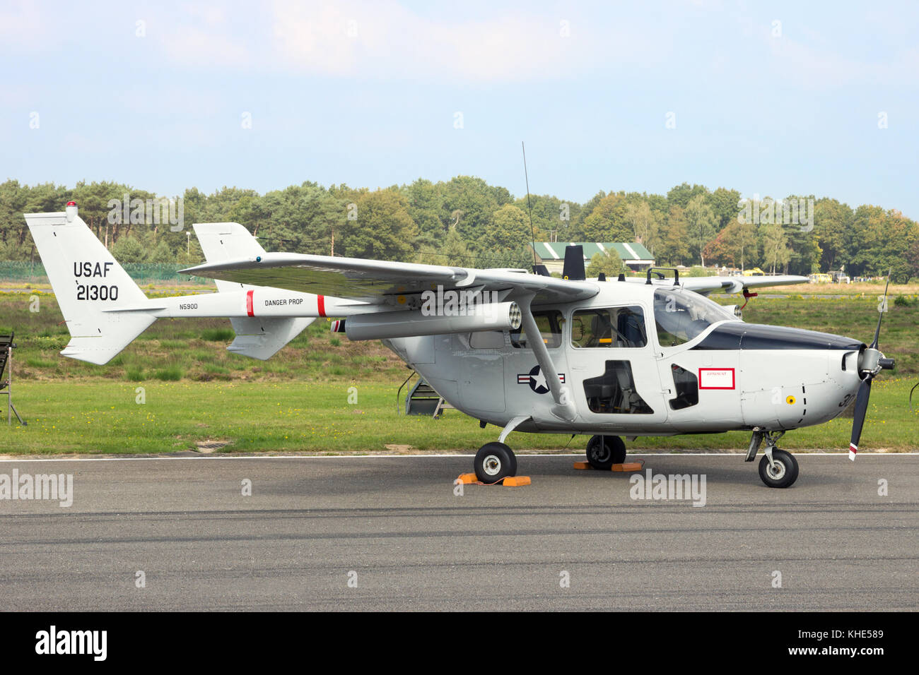 Kleine brogel, Belgio - Sep 13, 2014: cessna o-2 skymaster aeromobile in US Air Force schema colori sulla pista di kleine-brogel airbase. Foto Stock