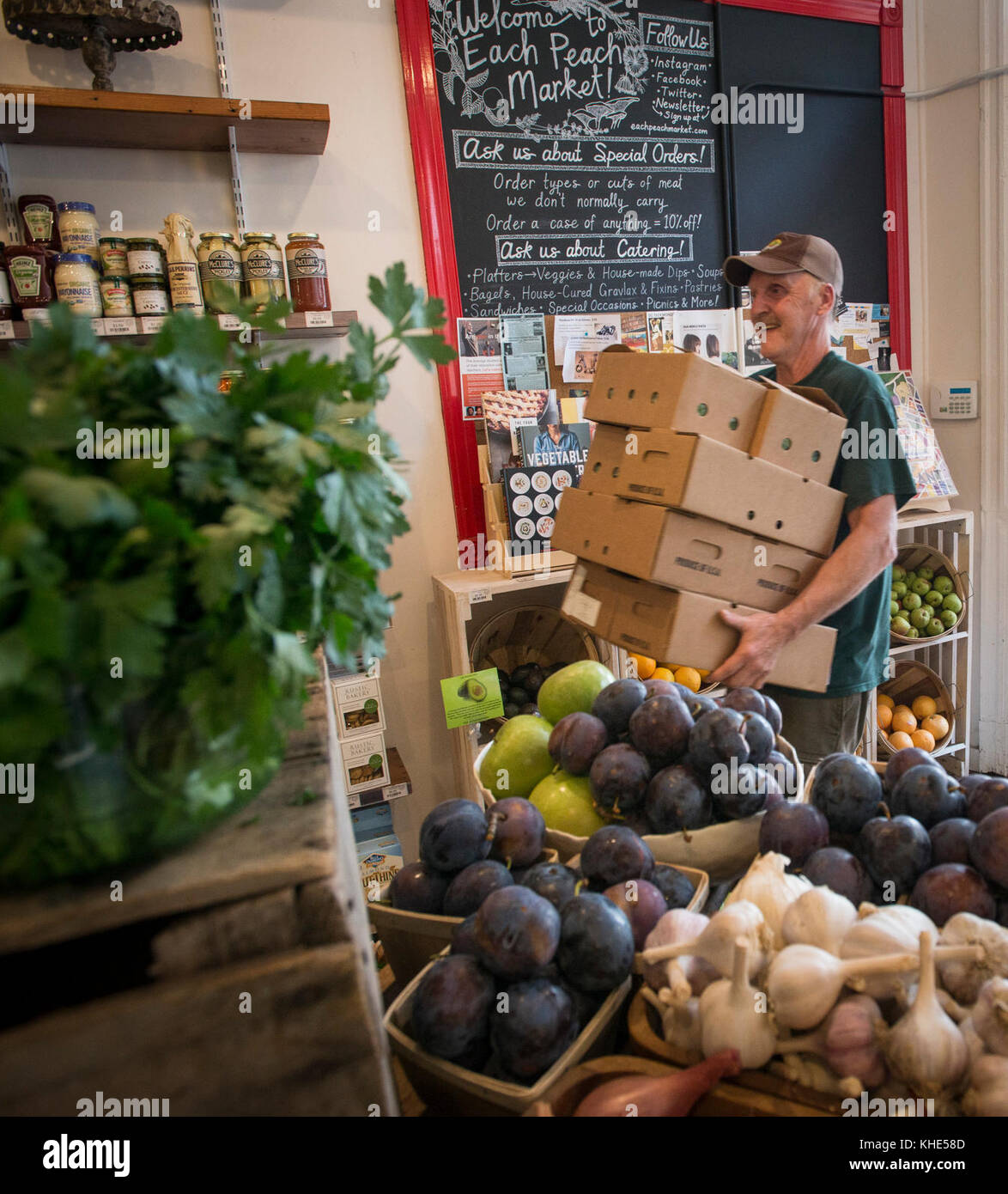 Il driver dei coltivatori organici di Tuscarora (TOG) Ray Smith consegna i prodotti organici ad ogni mercato di Peach in Washington, D.C., il martedì 2 agosto 2016. Ogni Peach Market, fondato nel 2013, è un negozio di alimentari a servizio completo che fornisce prodotti, latticini, uova fresche, carne, birra e vino, cibi preparati e altro ancora a Washington, D.C., martedì 2 agosto 2016. Il personale è pronto e in grado di raccontare come e dove provengono i cibi e suggerire come preparare i pasti. Jeanelouise Conaway e Emily Freidberg copossiedono il mercato per, come dicono "…condividere il nostro amore per il buon cibo e lo spirito culinario fai da te con il nostro Foto Stock