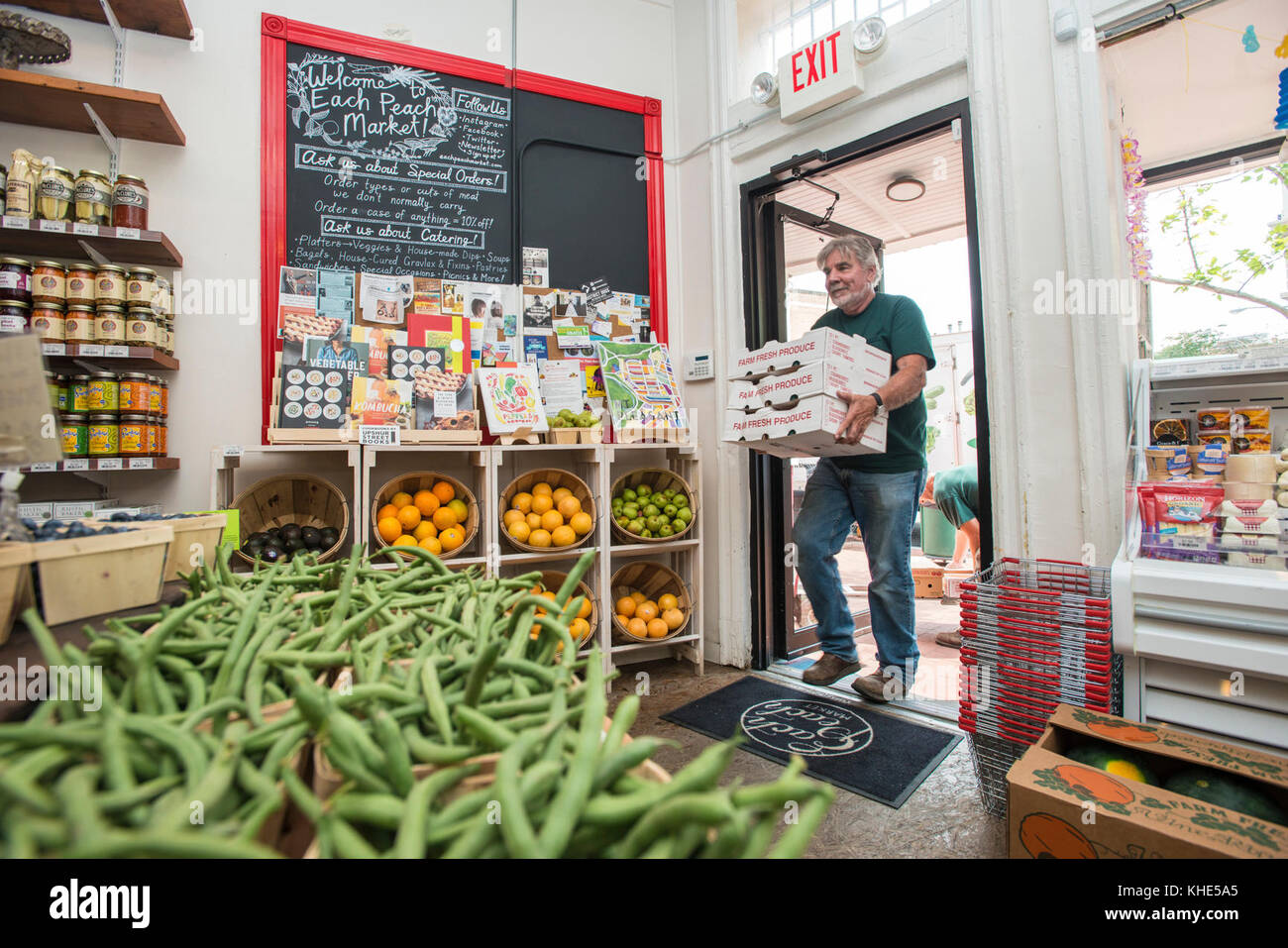 Il driver James Hall dei coltivatori organici di Tuscarora (TOG) consegna i prodotti organici ad ogni mercato di Peach in Washington, D.C., il 2 agosto 2016. Ogni Peach Market, fondato nel 2013, è un negozio di alimentari a servizio completo che fornisce prodotti, latticini, uova fresche, carne, birra e vino, cibi preparati e altro ancora a Washington, D.C., martedì 2 agosto 2016. Il personale è pronto e in grado di raccontare come e dove provengono i cibi e suggerire come preparare i pasti. Jeanelouise Conaway e Emily Freidberg copossiedono il mercato per, come dicono "…condividere il nostro amore per il buon cibo e lo spirito culinario fai da te con voi Foto Stock