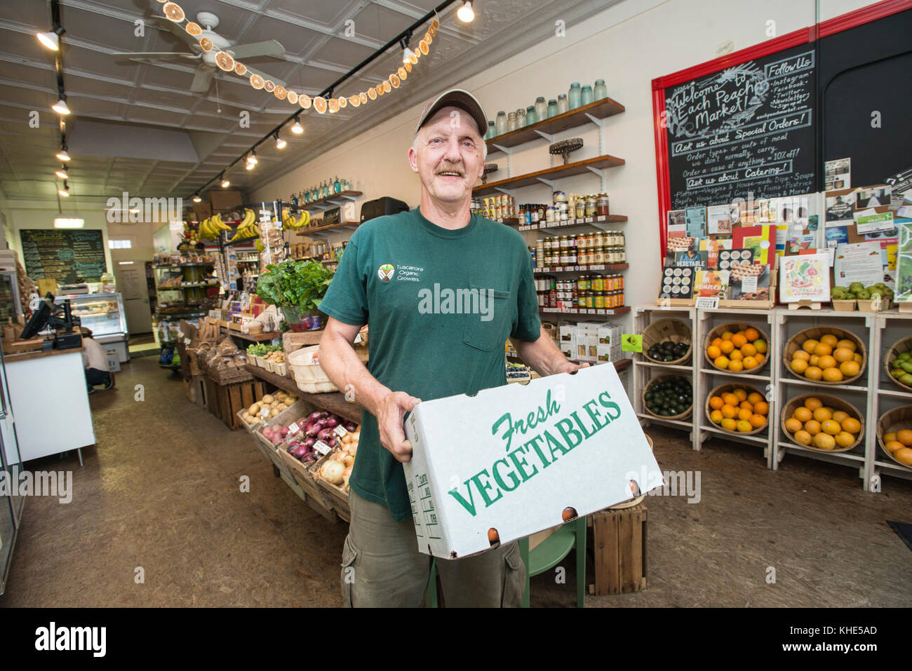 Tuscarora Organic Growers (TOG) conducenti Ray Smith si ferma per un momento durante una consegna di prodotti biologici ad ogni Peach Market a Washington, D.C., il Martedì 2 agosto 2016. Ogni Peach Market, fondato nel 2013, è un negozio di alimentari a servizio completo che fornisce prodotti, latticini, uova fresche, carne, birra e vino, cibi preparati e altro ancora a Washington, D.C., martedì 2 agosto 2016. Il personale è pronto e in grado di raccontare come e dove provengono i cibi e suggerire come preparare i pasti. Jeanelouise Conaway e Emily Freidberg co-possiedono il mercato, come dicono "…condividere il nostro amore per il buon cibo e il Foto Stock