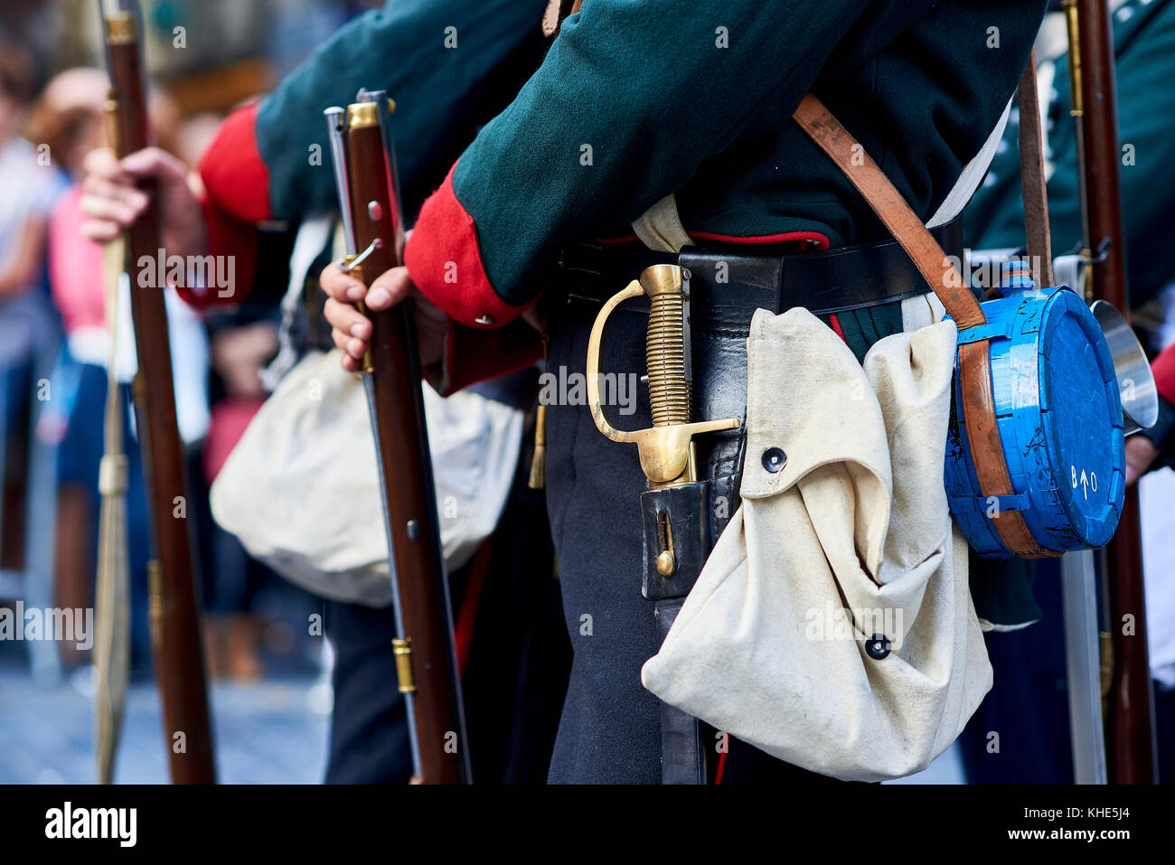 Xix secolo portoghese soldati delle truppe che trasportano i loro fucili d'assalto. Foto Stock