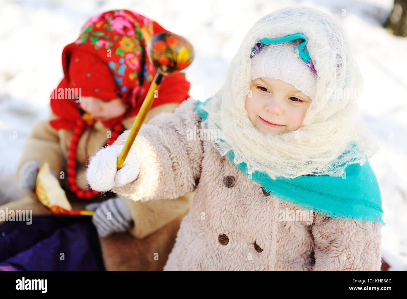 Due bambine in russo il scialli contro lo sfondo di s Foto stock - Alamy