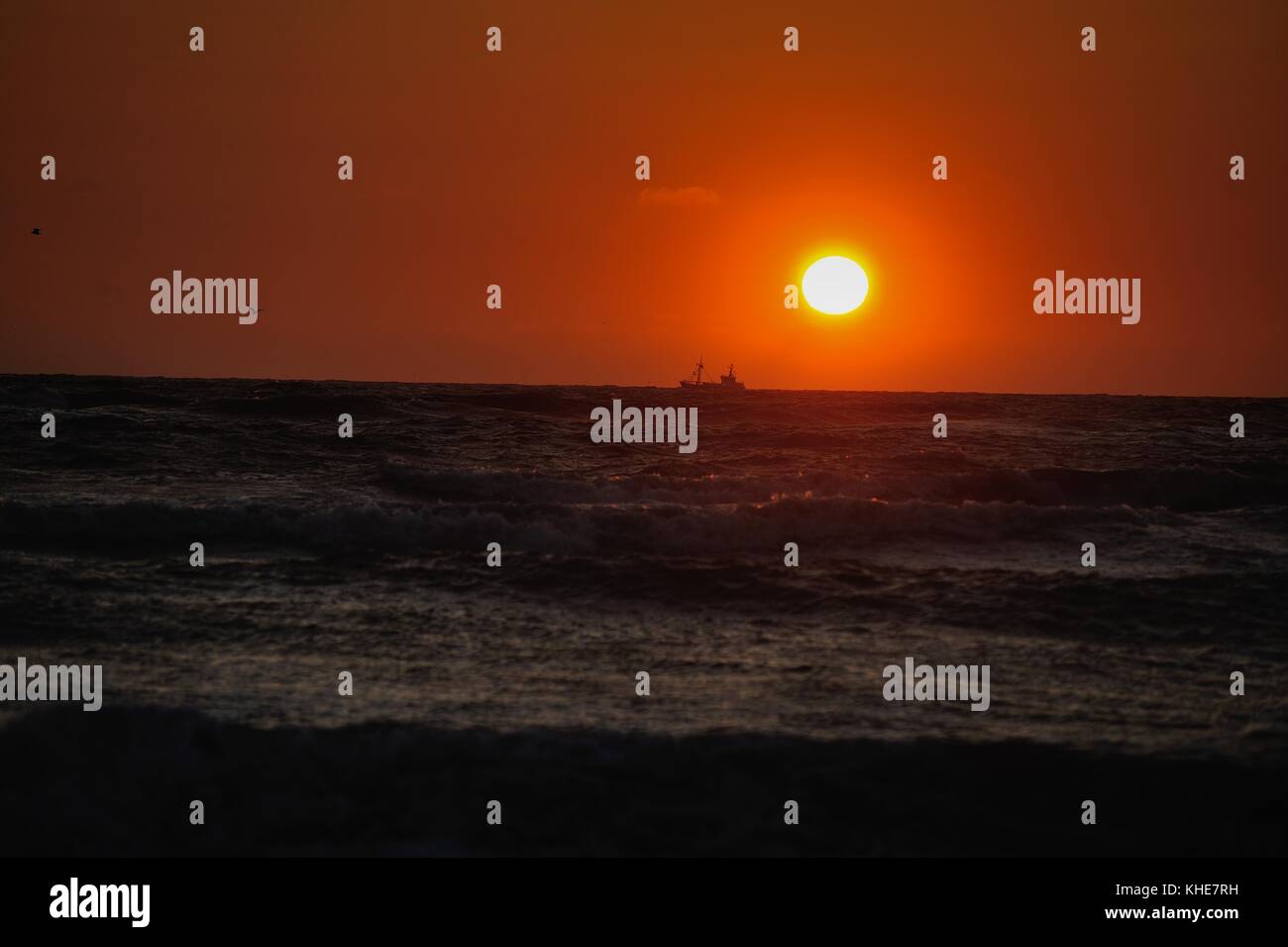 La nave sul mare deve essere il tramonto. Foto Stock