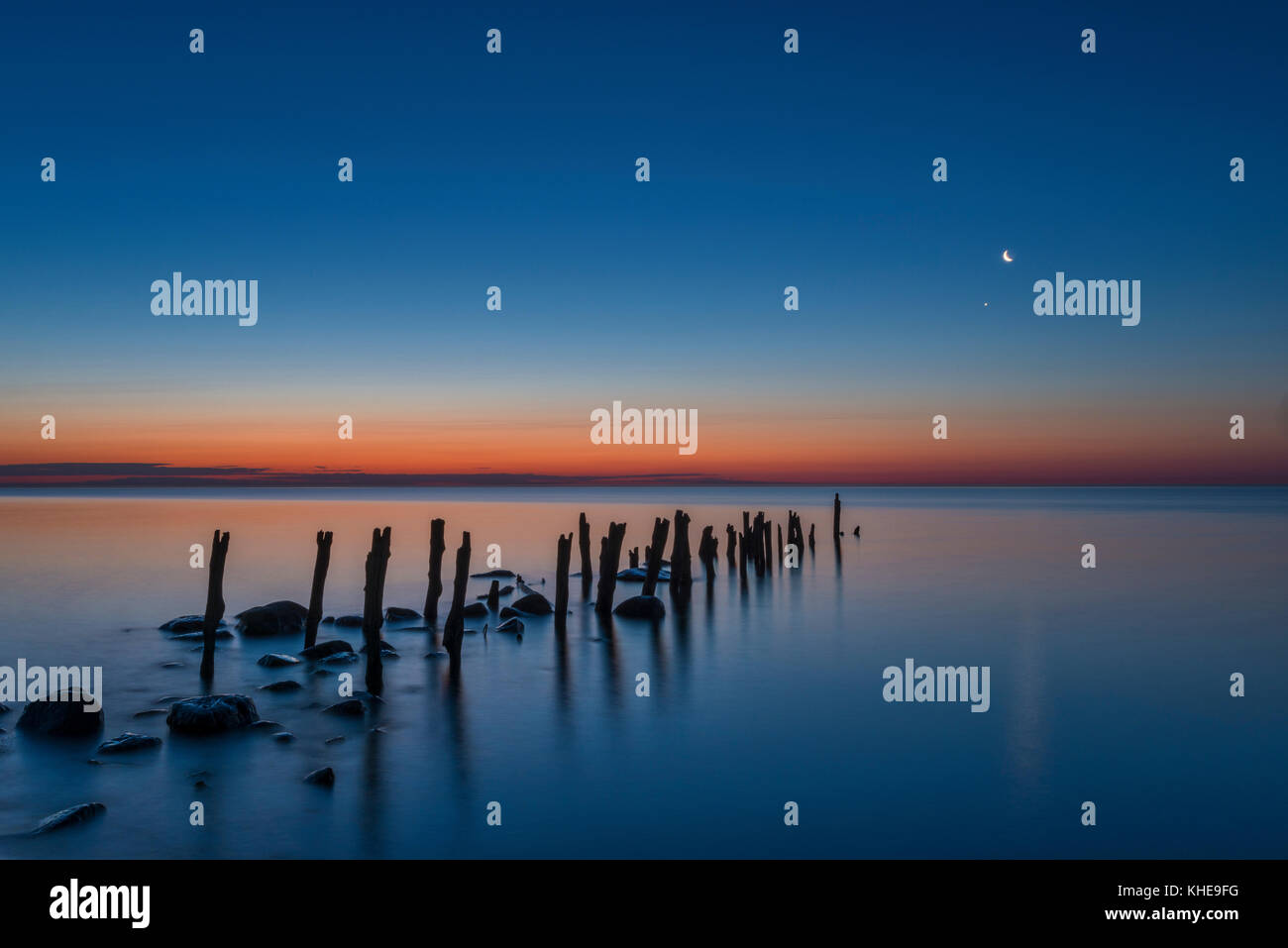 La luna e Venere vengono visualizzati al di sopra del Grande Lago Huron durante questa mattina calma nel Michigan, Stati Uniti, Nord America orientale Foto Stock