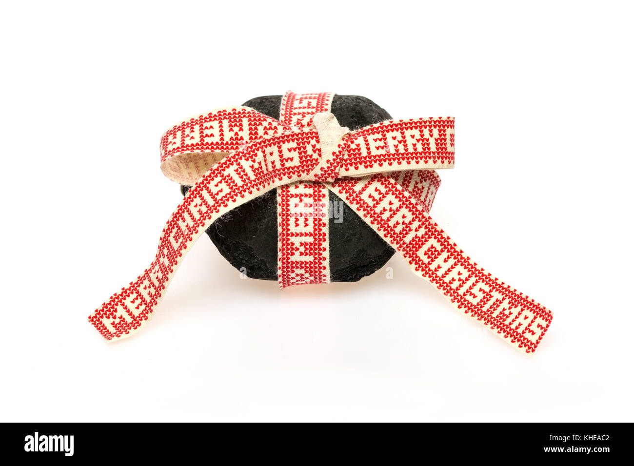 Un pezzo di carbone avvolto per un regalo di Natale Foto Stock
