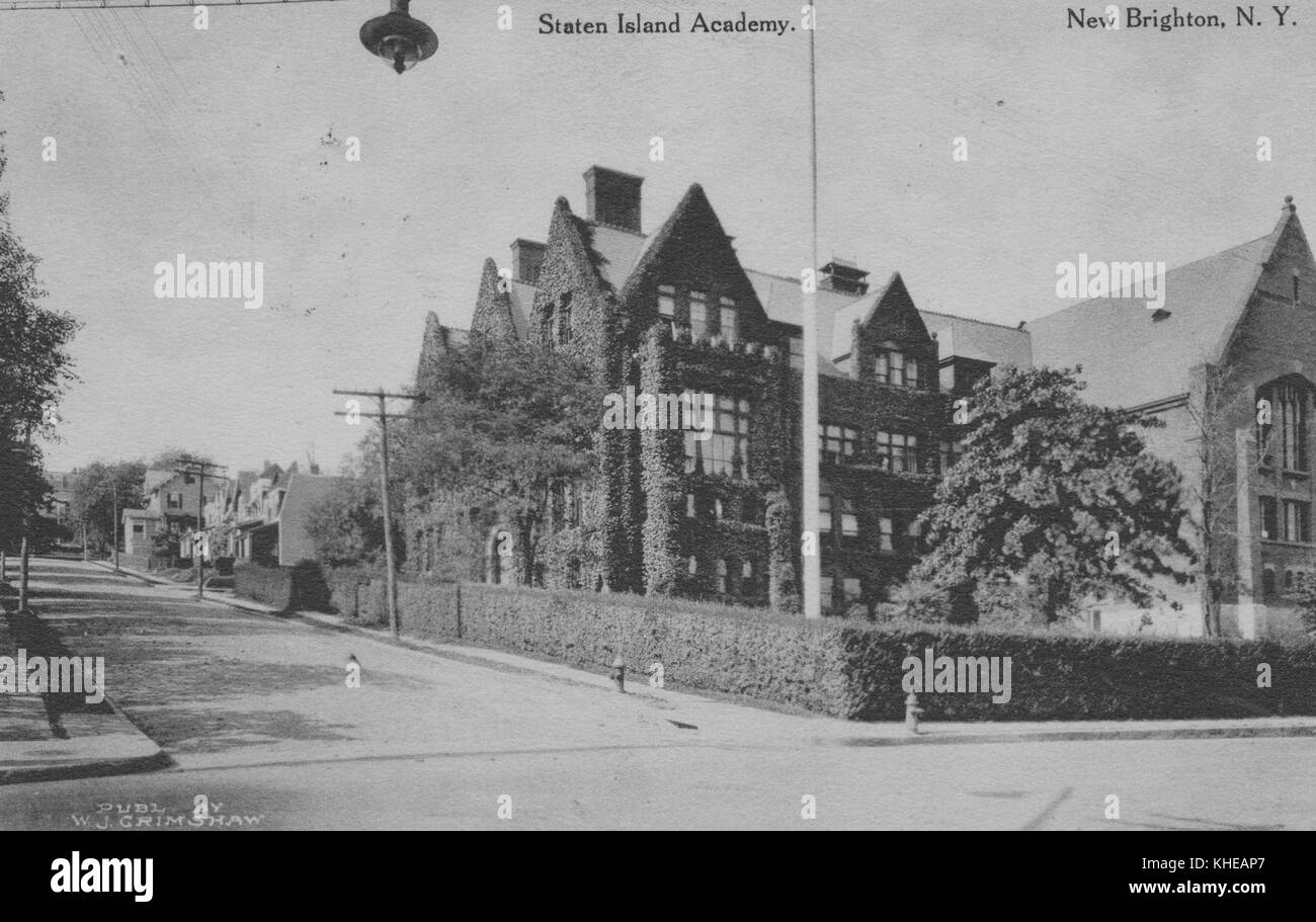 Cartolina segnata Staten Island Academy, New Brighton, New York, che mostra una strada e un edificio con pareti coperte di edera, pubblicato da WJ Crimshaw, 1900. Dalla Biblioteca pubblica di New York. Foto Stock