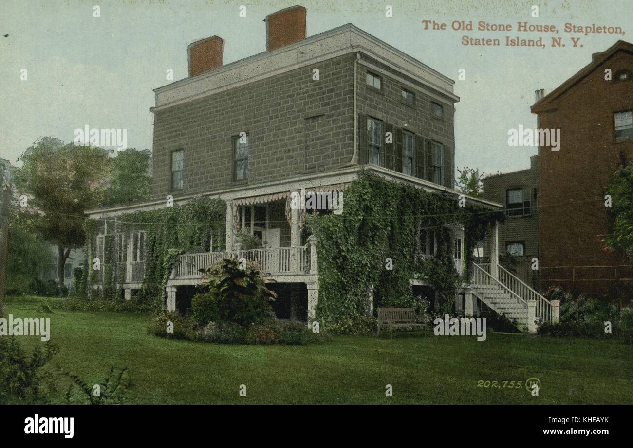 Un'antica cartolina raffigurante l'Old Stone House Stapleton, una vista ad angolo che mostra due lati dell'edificio con le sue terrazze aperte rialzate dipinte di bianco, e un prato verde in primo piano, Staten Island, New York, 1900. Dalla Biblioteca pubblica di New York. Foto Stock
