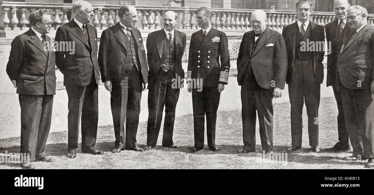 I membri del governo di guerra di tutto il partito di governo durante la seconda guerra mondiale, da sinistra a destra, mr. Morrison (home office), signore woolton (ricostruzione), Sir John Anderson (erario), MR. attlee (vice primo ministro), il re George VI, Winston Churchill (primo ministro), MR. eden (affari esteri), MR. lyttelton (produzione), e il signor. bevin (manodopera). Foto Stock