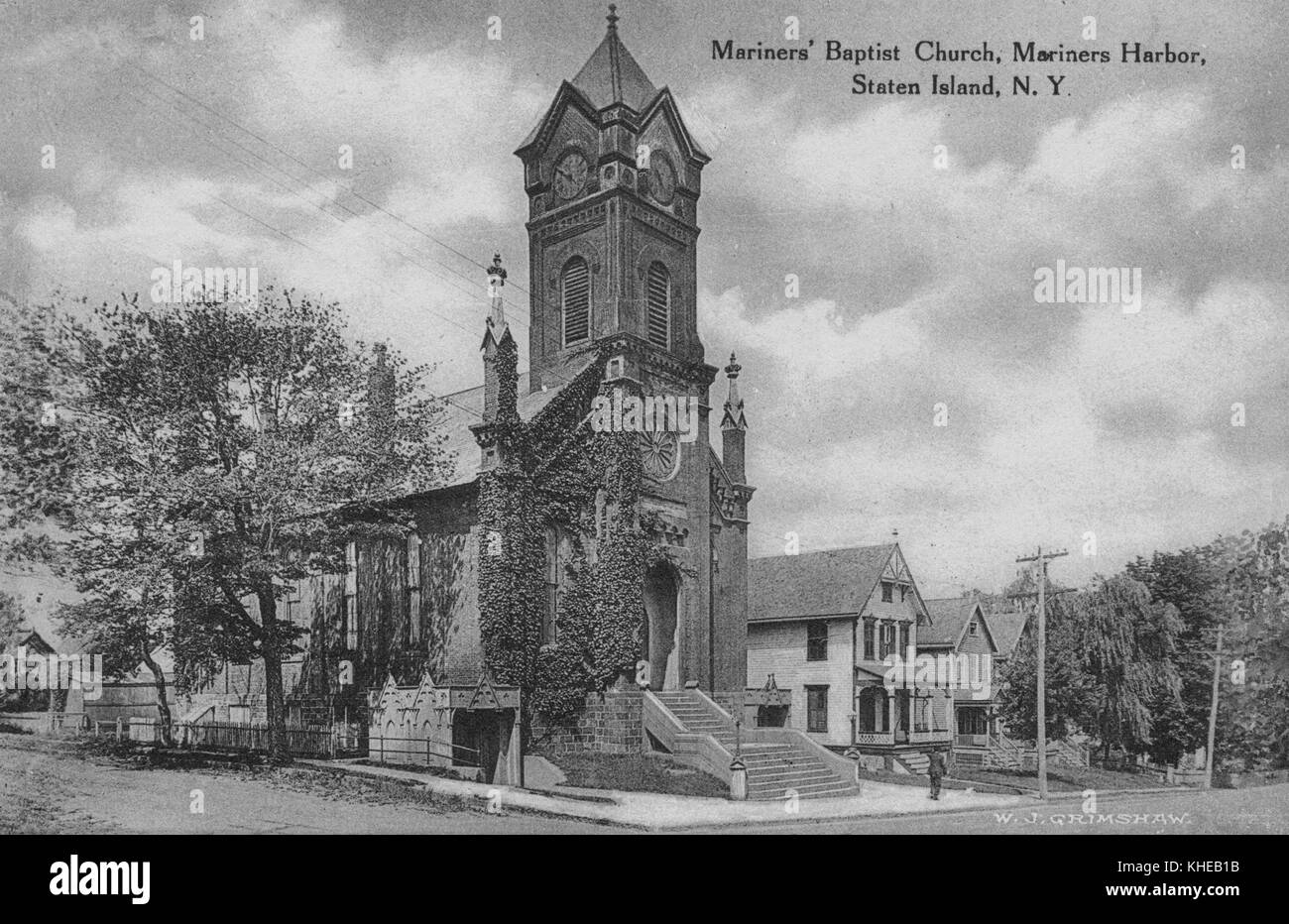 Una vecchia cartolina con vista ad angolo della Chiesa Avventista del settimo giorno, che mostra il lato destro e anteriore dell'edificio, e parte delle due strade che si intersecano, Mariners Harbor, Staten Island, New York, 1900. Dalla Biblioteca pubblica di New York. Foto Stock